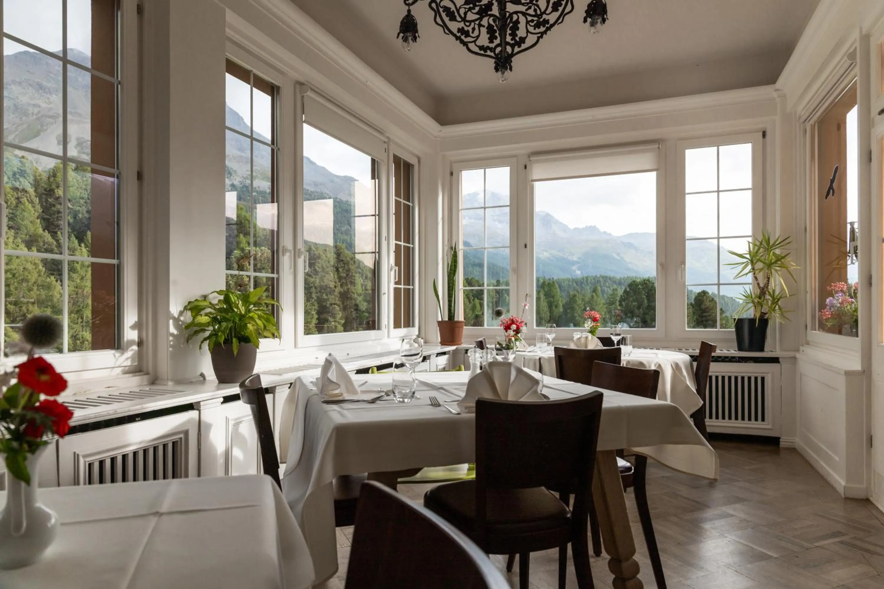 Restaurant/places to eat in Hotel Chesa Spuondas