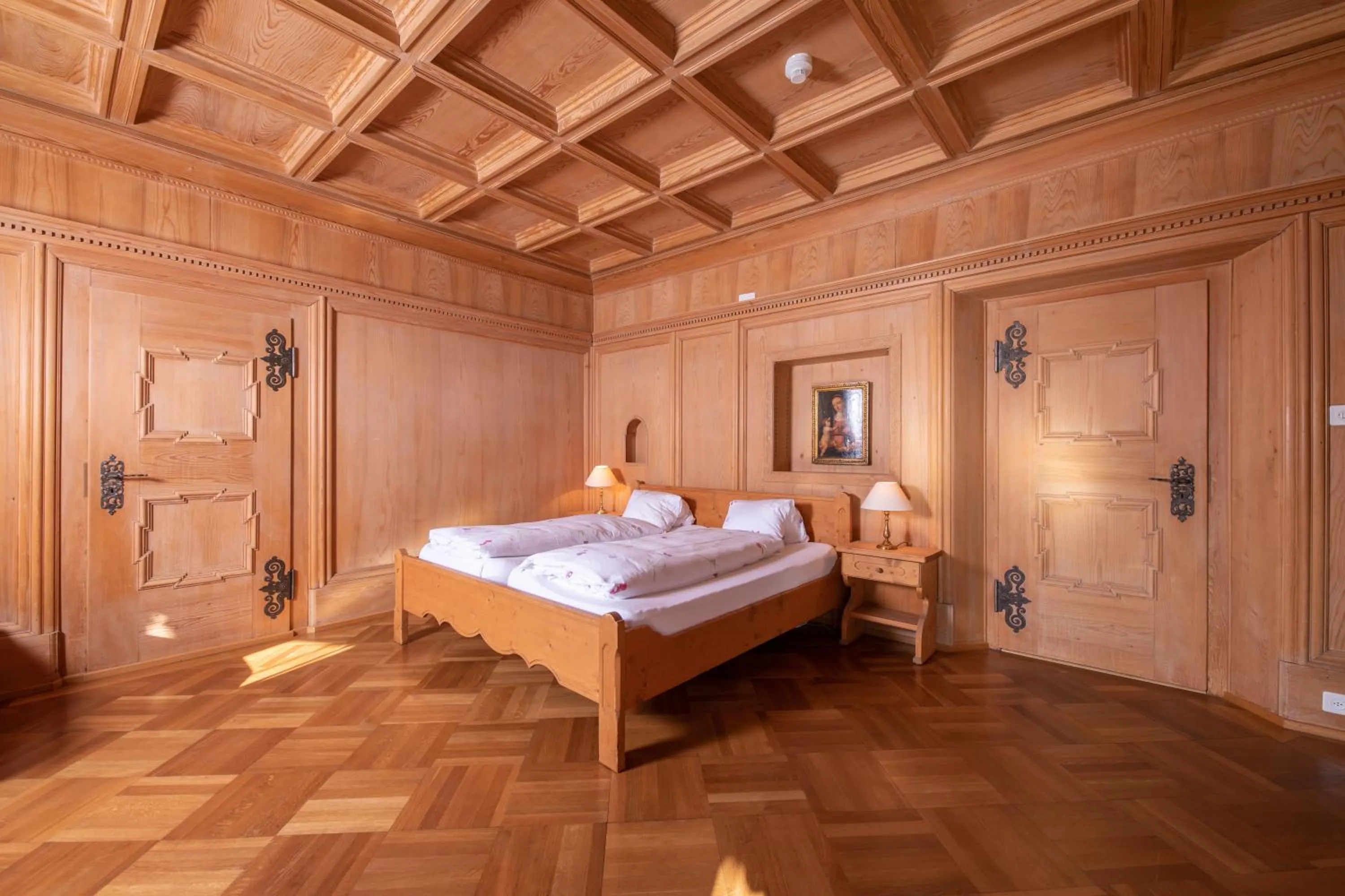 Bedroom, Bed in Hotel Chesa Spuondas