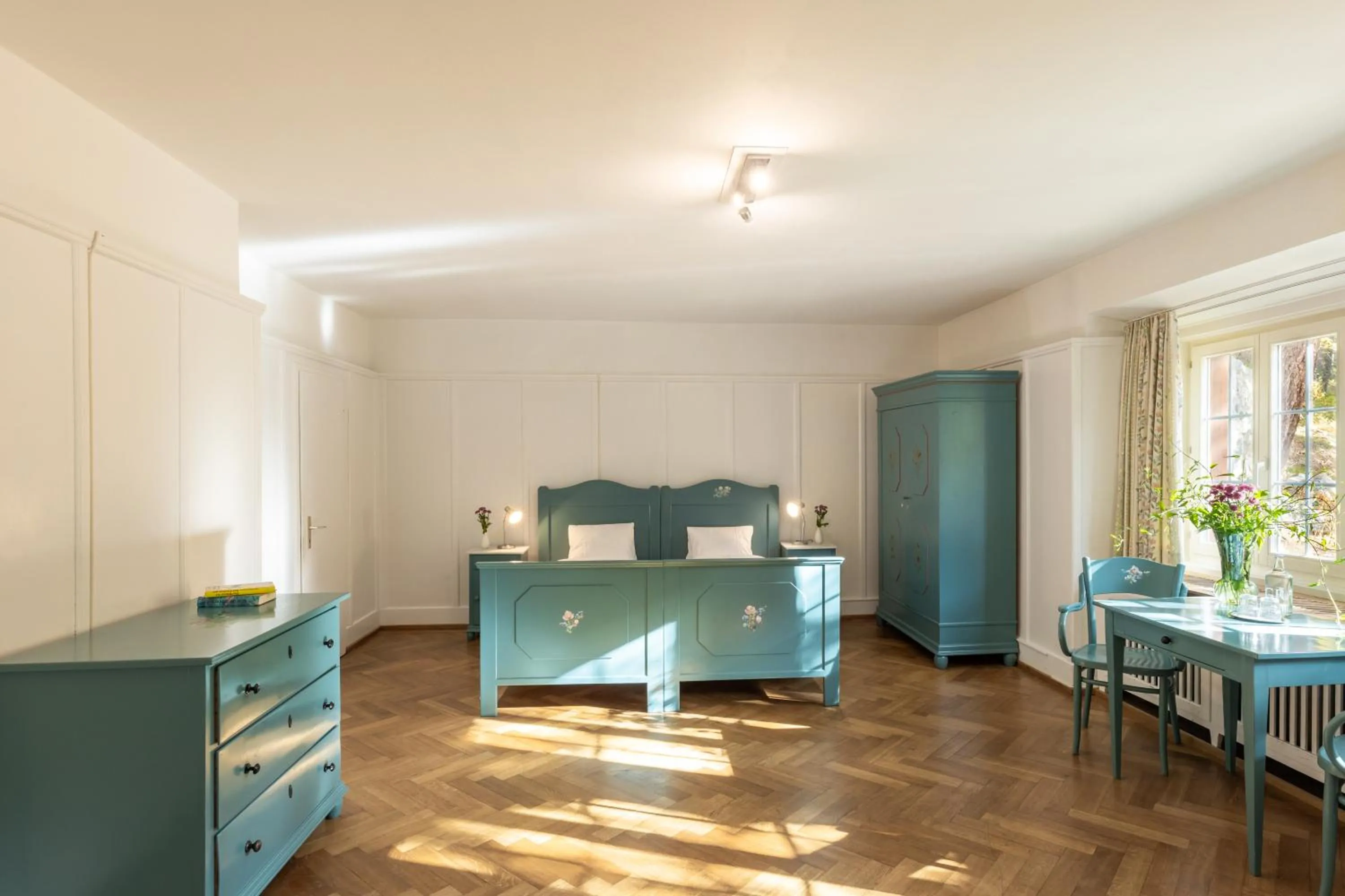 Photo of the whole room in Hotel Chesa Spuondas