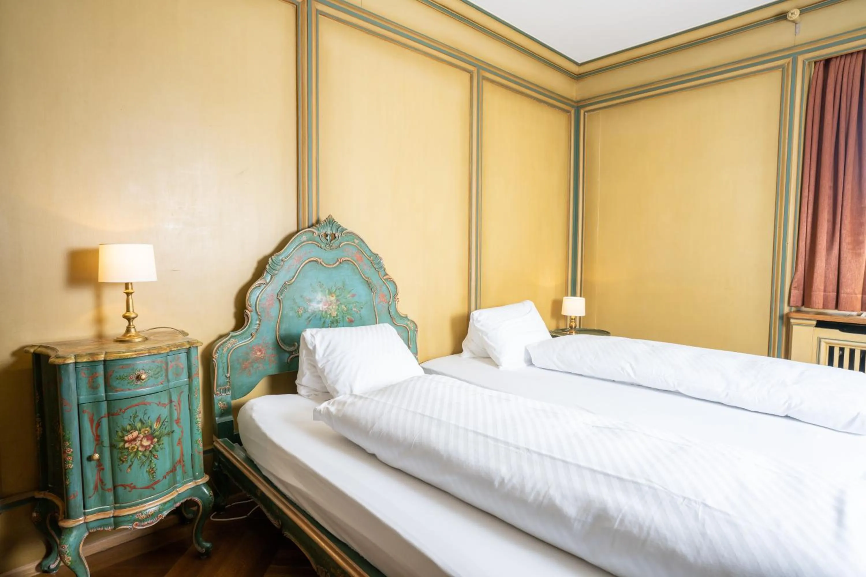 Bed in Hotel Chesa Spuondas