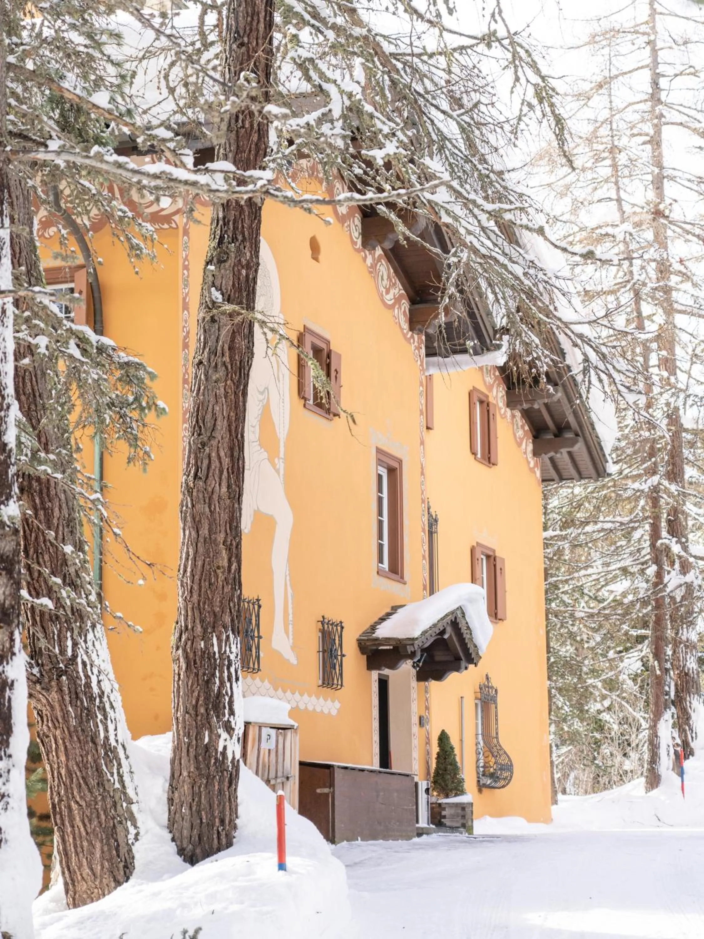 Property building in Hotel Chesa Spuondas