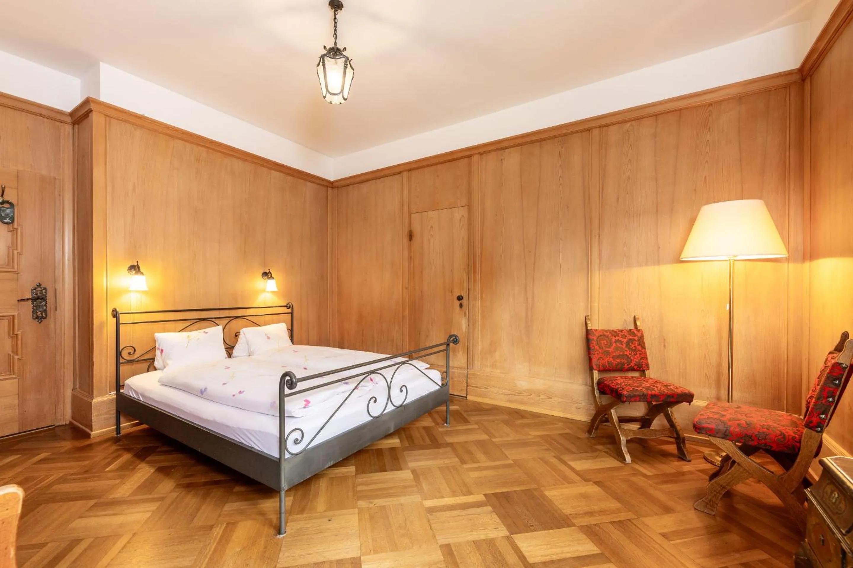 Bed in Hotel Chesa Spuondas