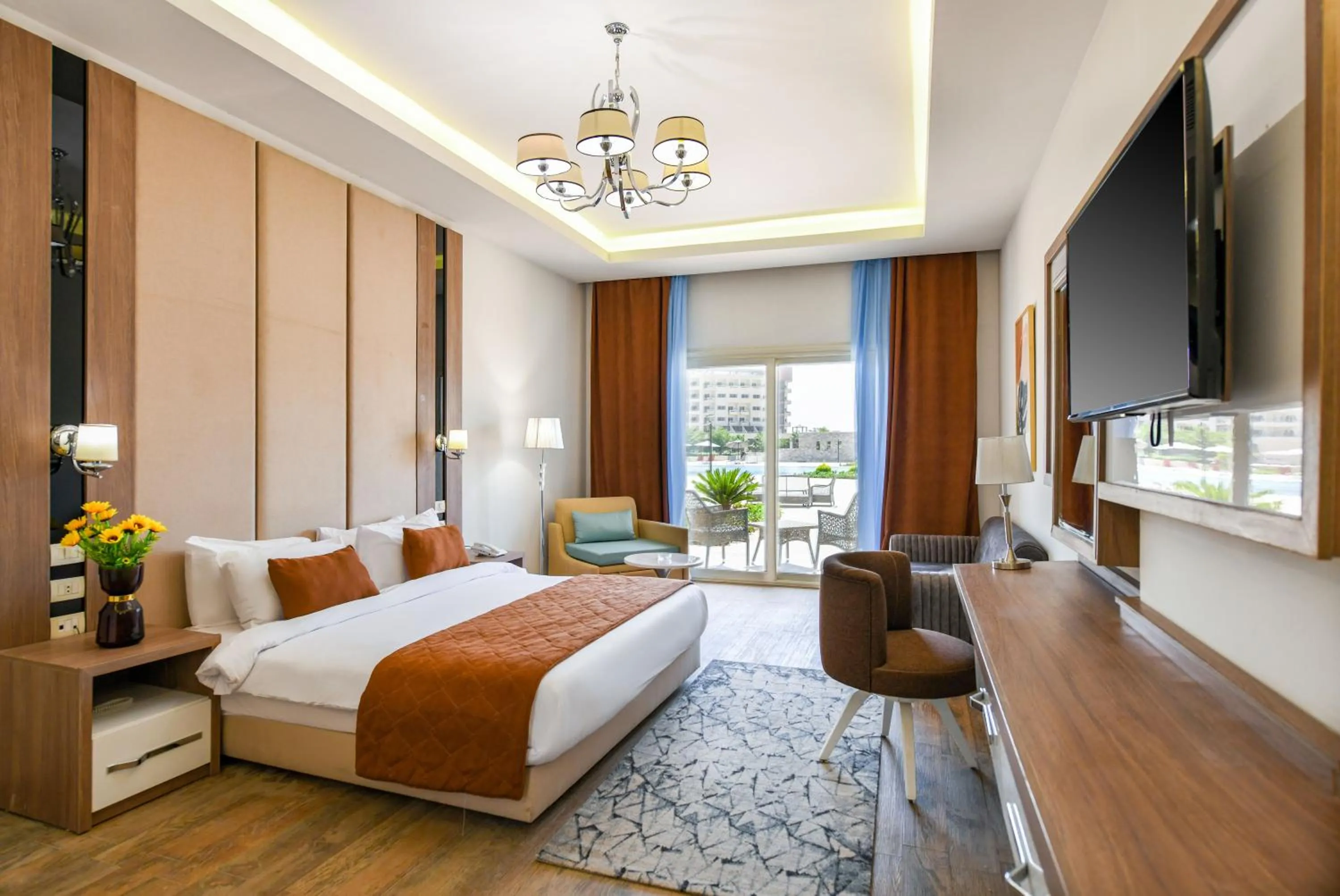 Swimming pool, Bed in Tolip Gardens Hotel