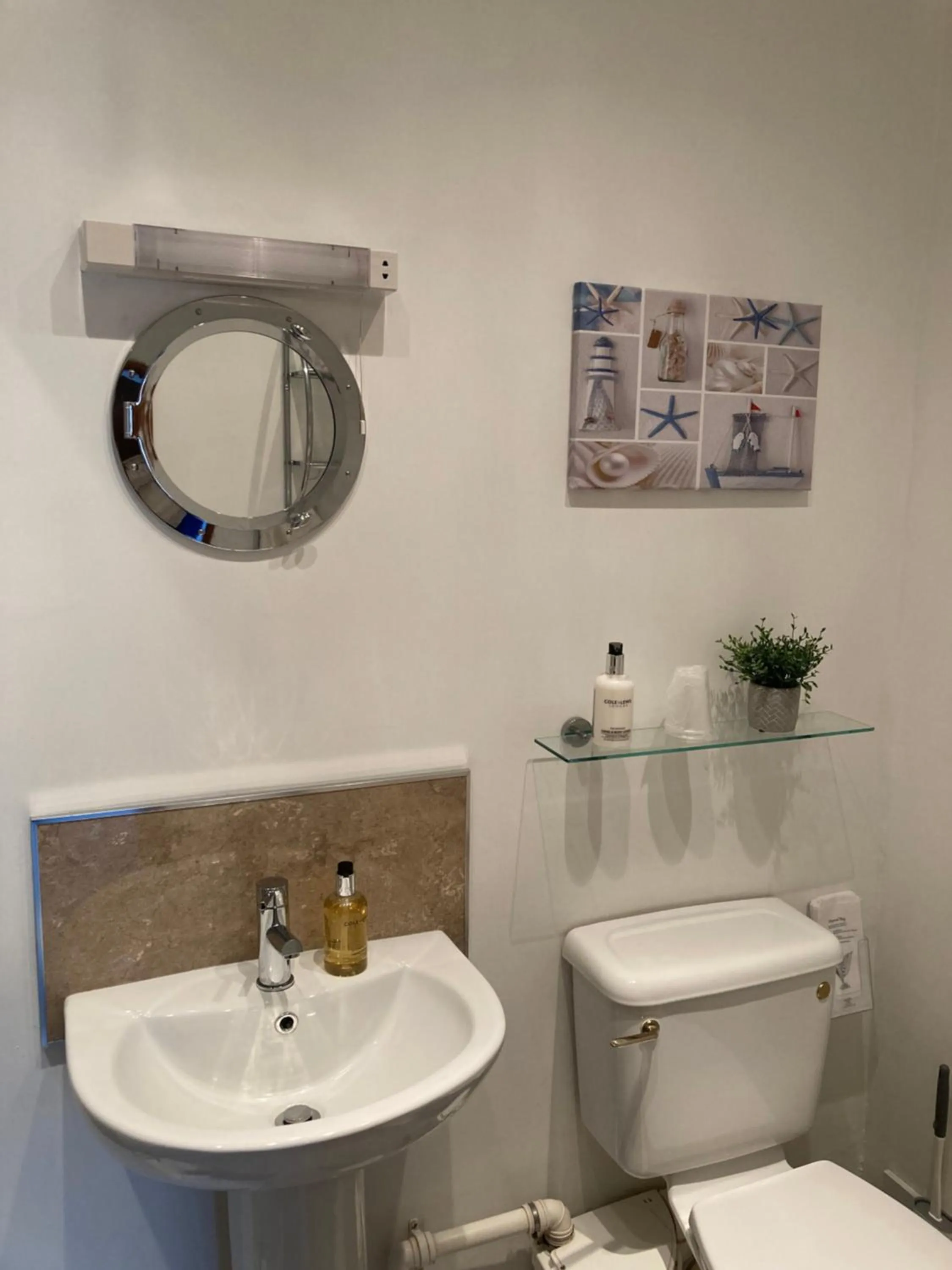 Bathroom in Ellies Guest House