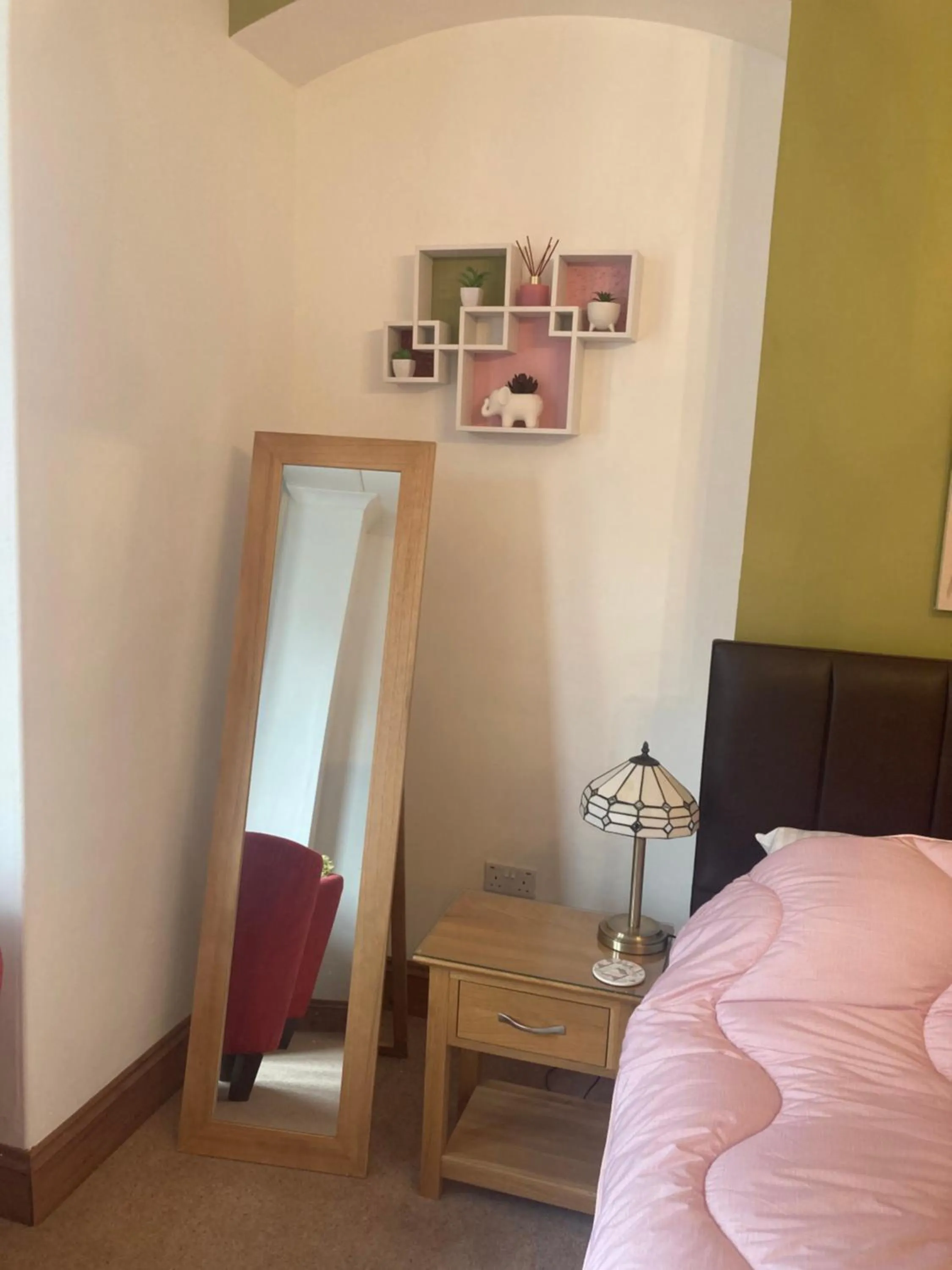 Bedroom, Bed in Ellies Guest House