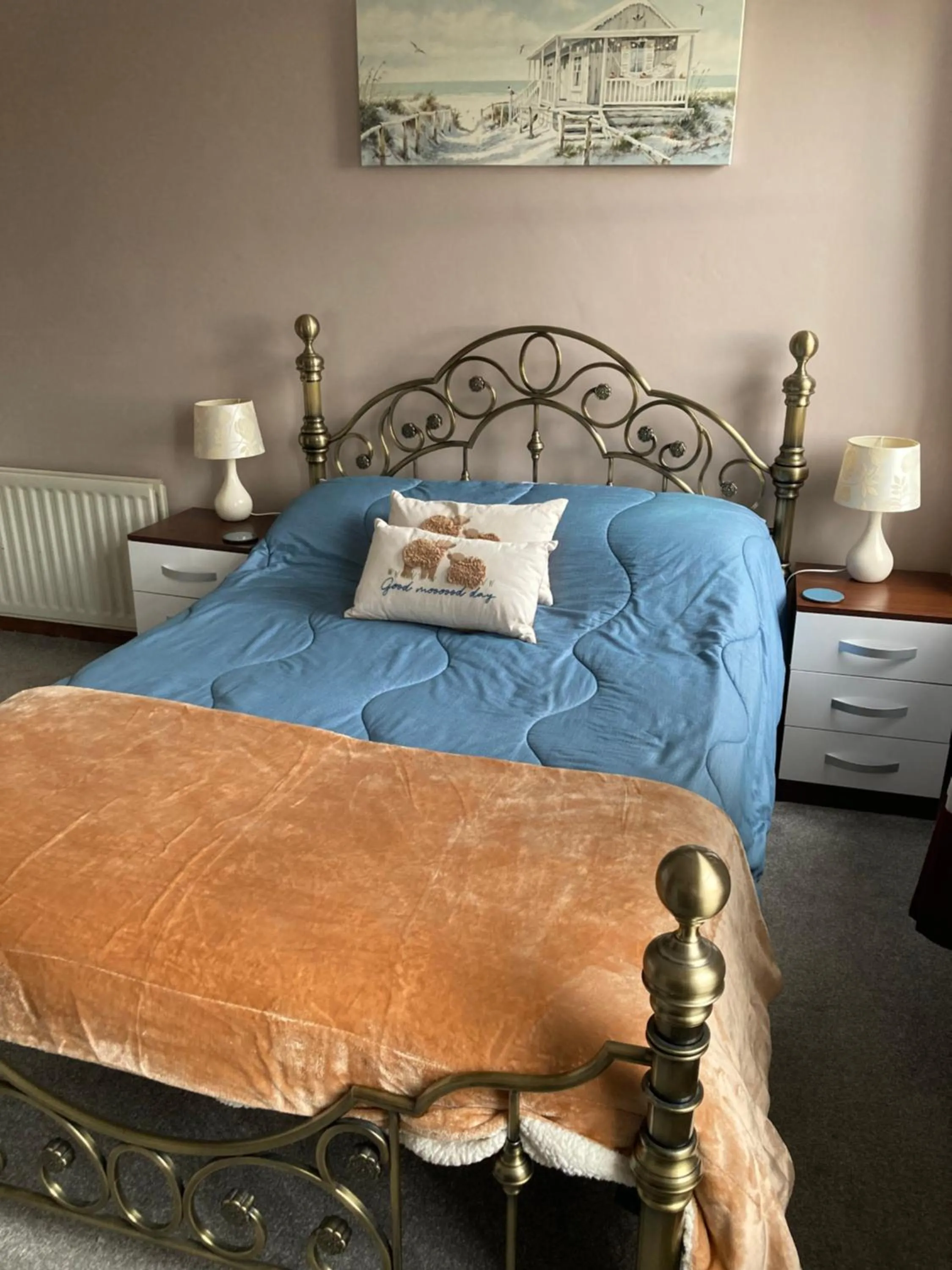 Bedroom, Bed in Ellies Guest House