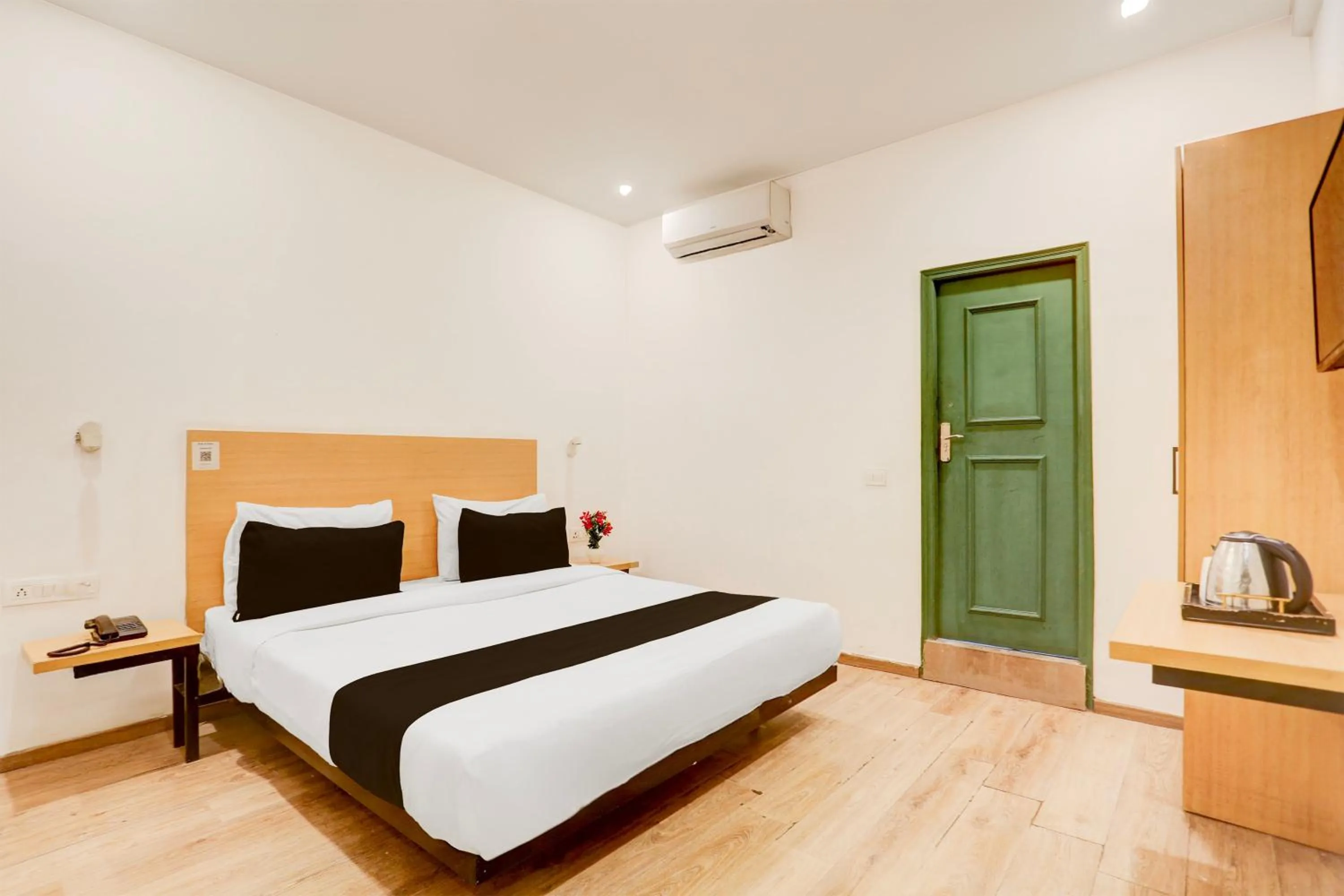 Bedroom, Bed in Super Townhouse Sector 64 Near WorldMark Gurugram Formerly Vero