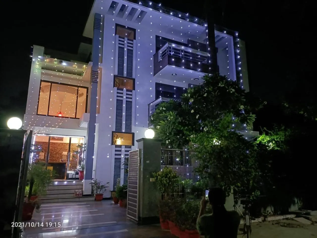 Property building in Blue Moon Residency Hotel & Restaurant