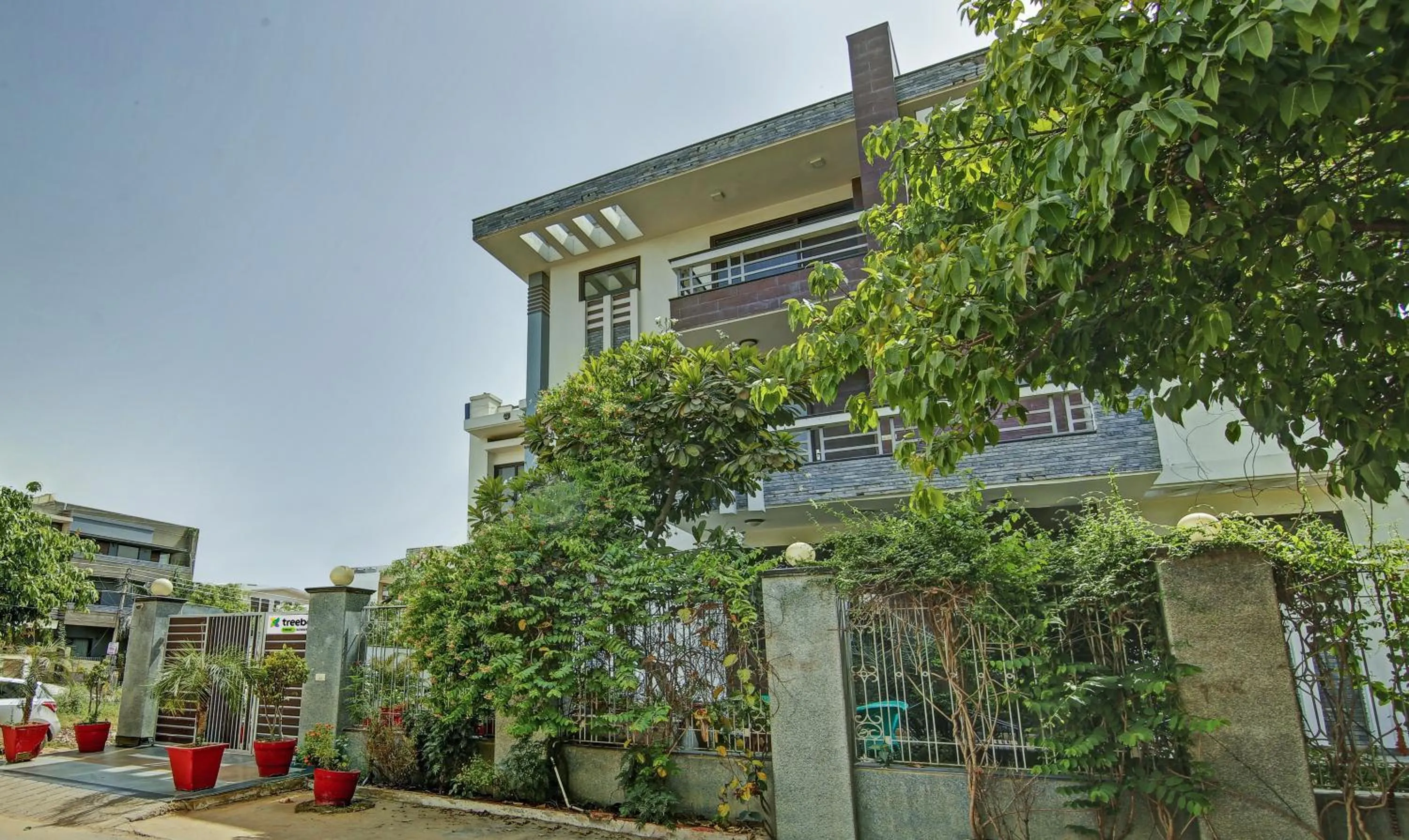 Facade/entrance in Blue Moon Residency Hotel & Restaurant