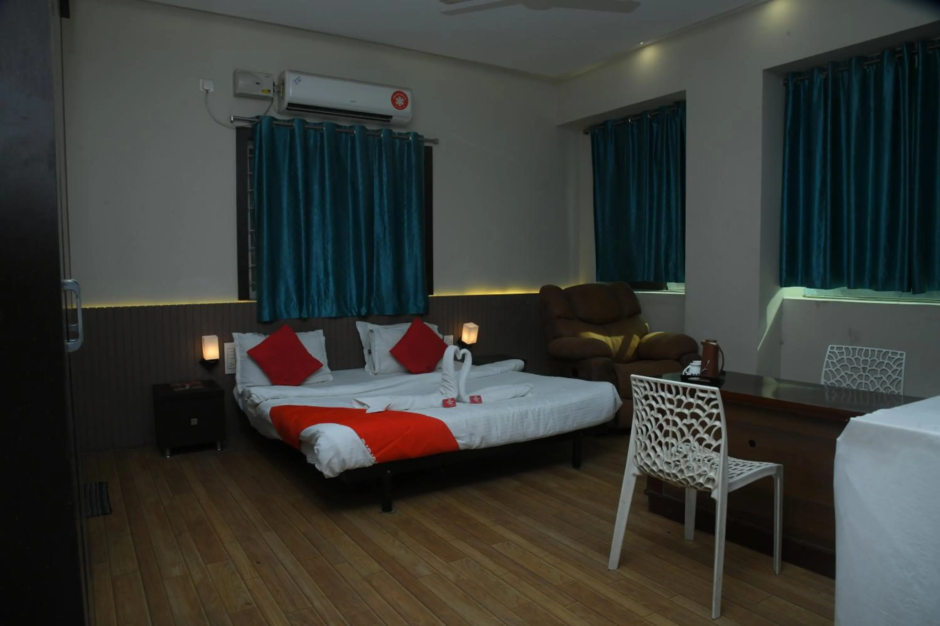 Photo of the whole room, Bed in Goldhorn Hotels & Banquet Mehdipatnam Near St Ann's college