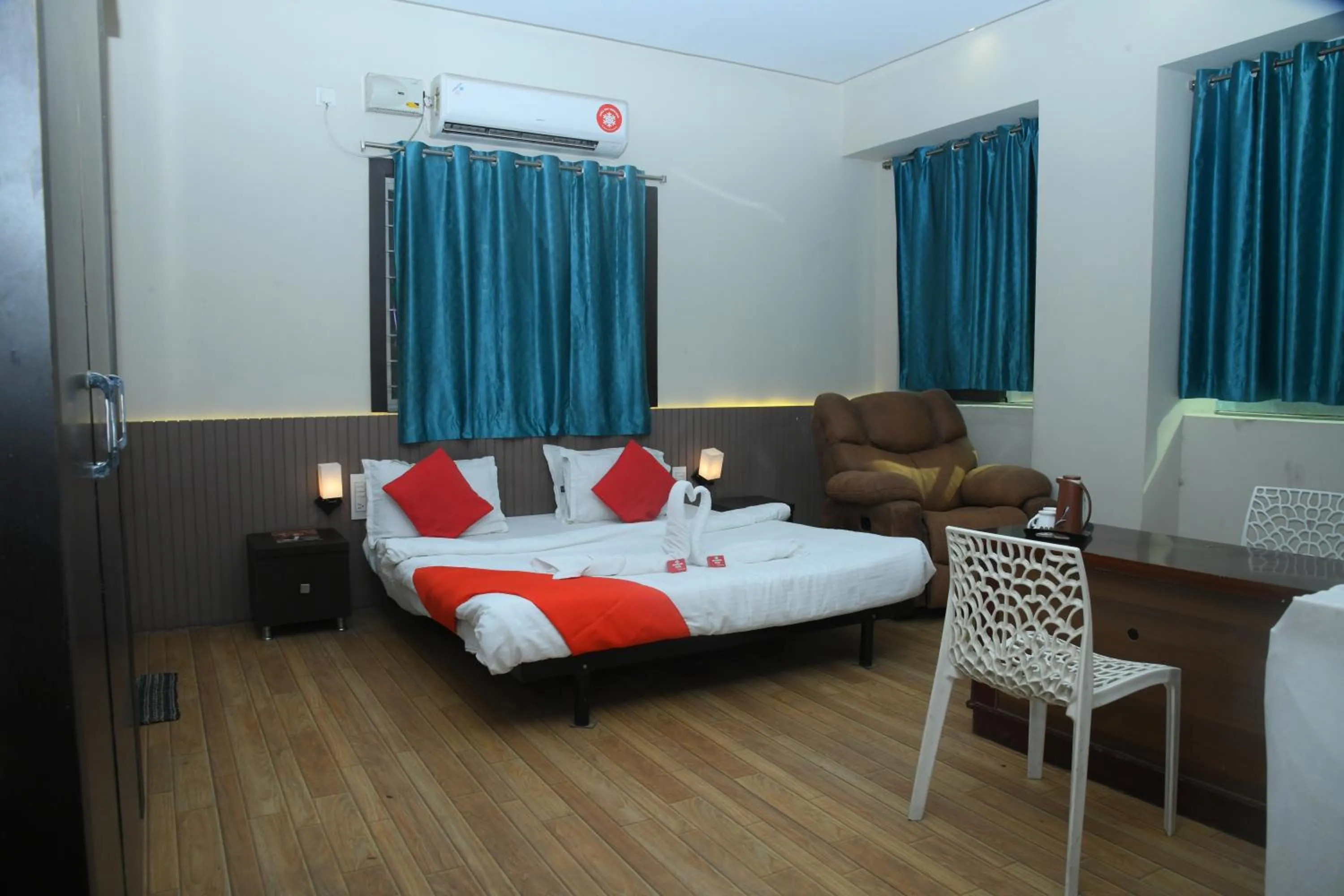 Photo of the whole room, Bed in Goldhorn Hotels & Banquet Mehdipatnam Near St Ann's college