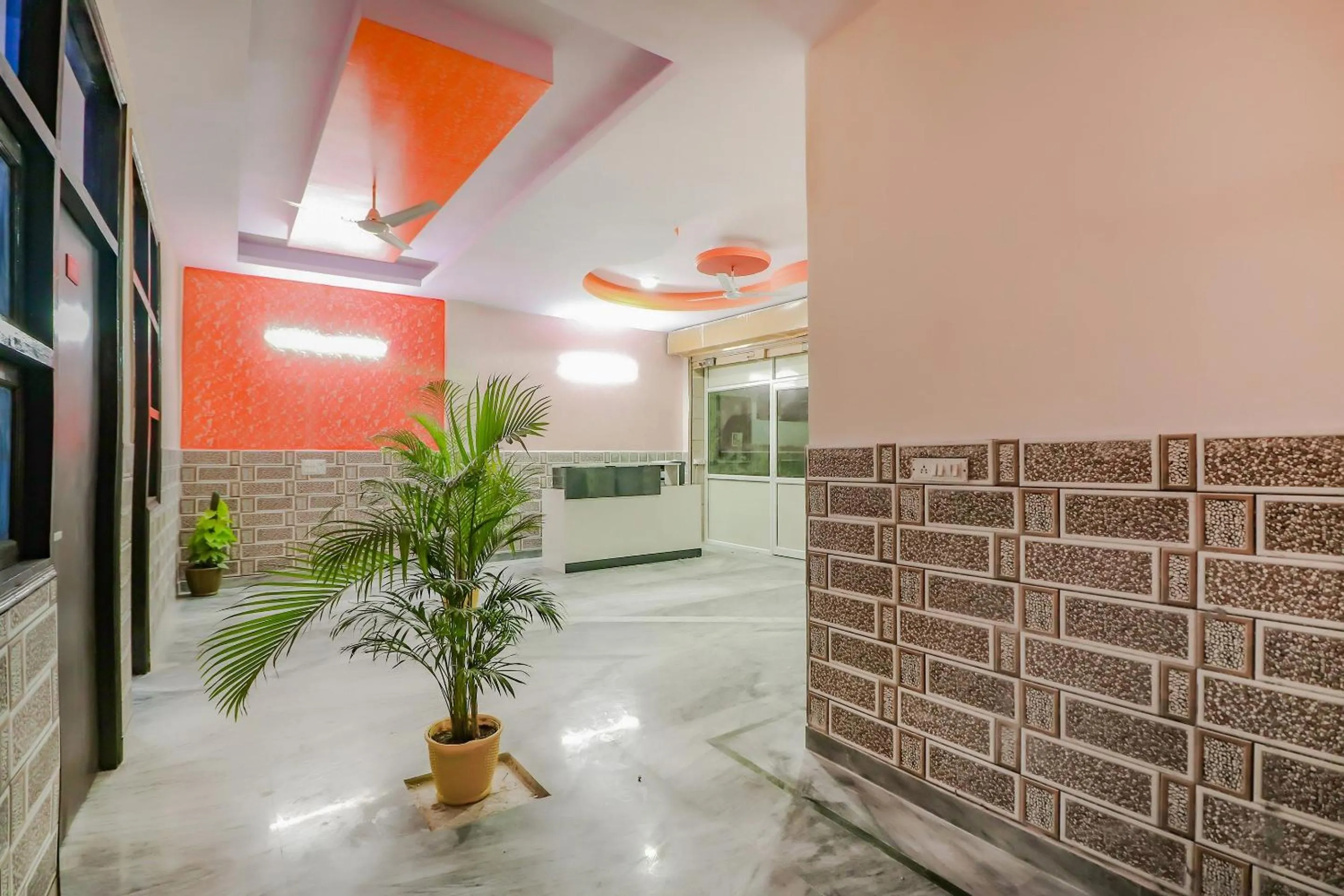 Lobby or reception in Hotel O Primrose Hotel's Near Noida Sector 76 Metro Station