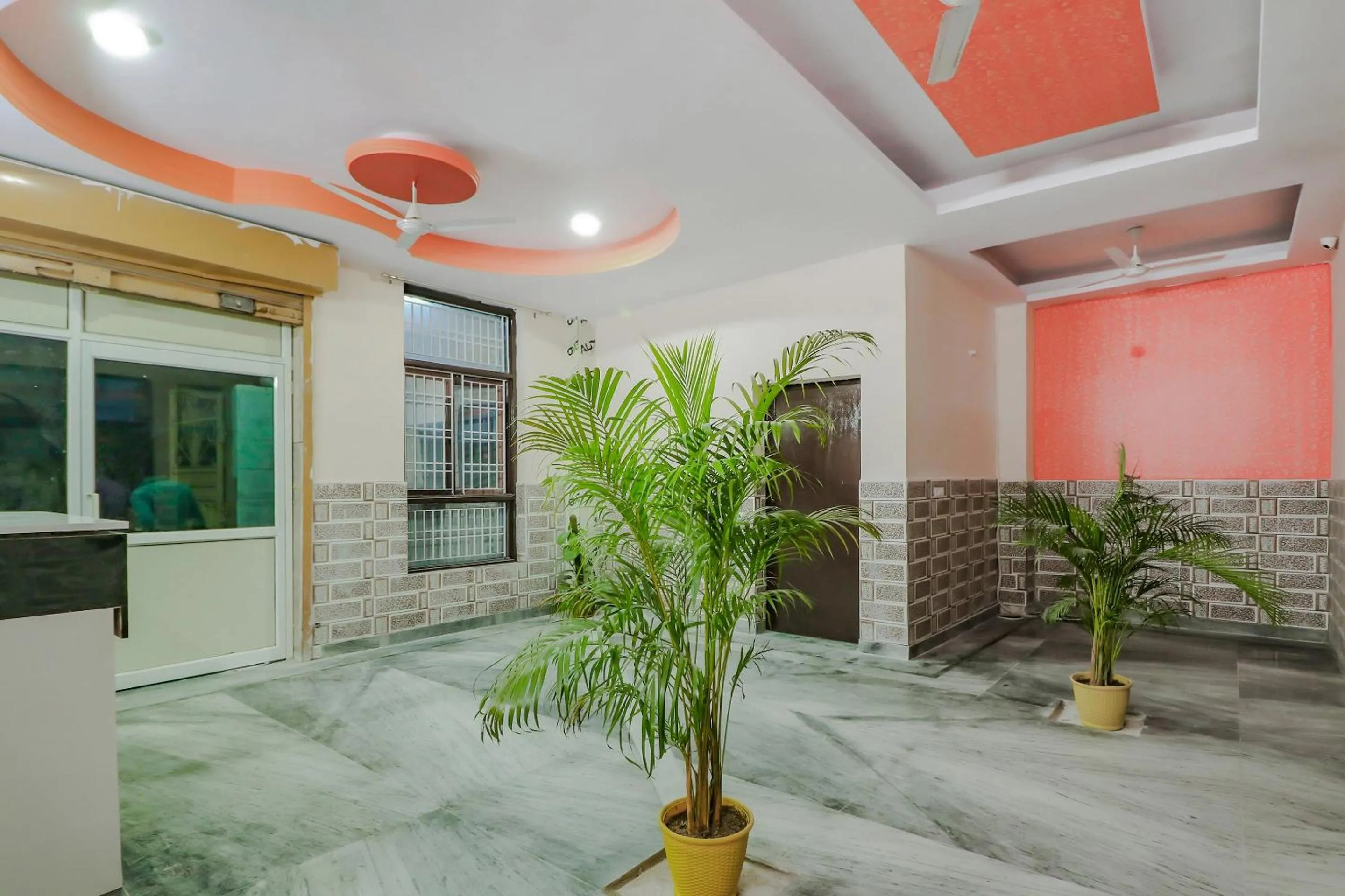 Lobby or reception in Hotel O Primrose Hotel's Near Noida Sector 76 Metro Station