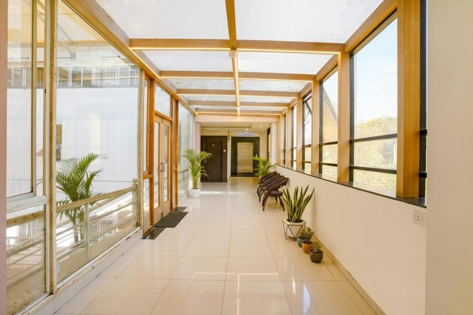 Lobby or reception in FabHotel Regent Inn - Nr SkyWalk Bridge