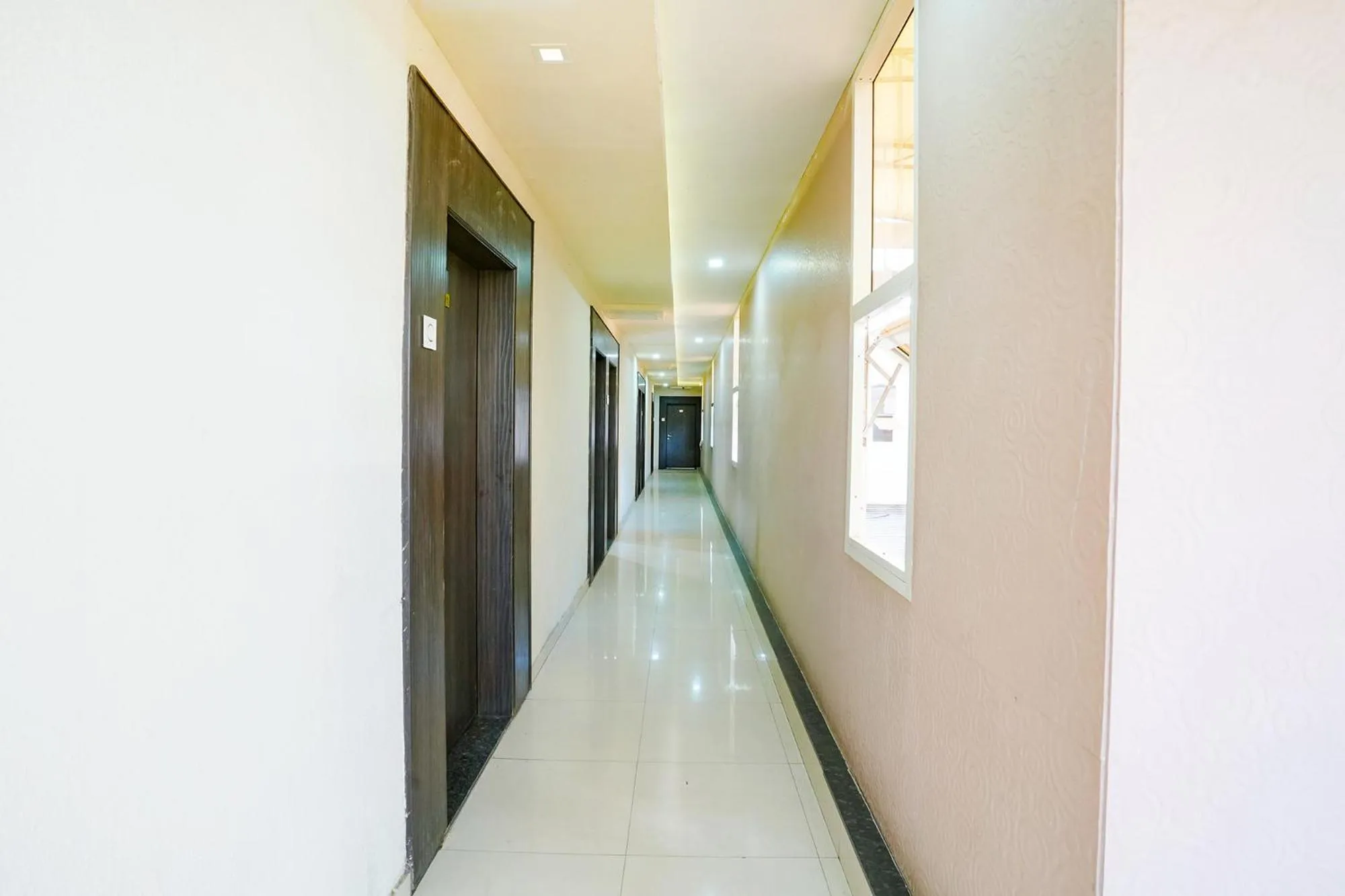 Lobby or reception in FabHotel Regent Inn - Nr SkyWalk Bridge