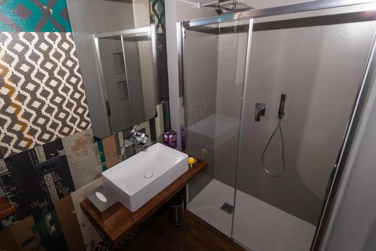 Shower in Fiorini Rooms Pescasseroli