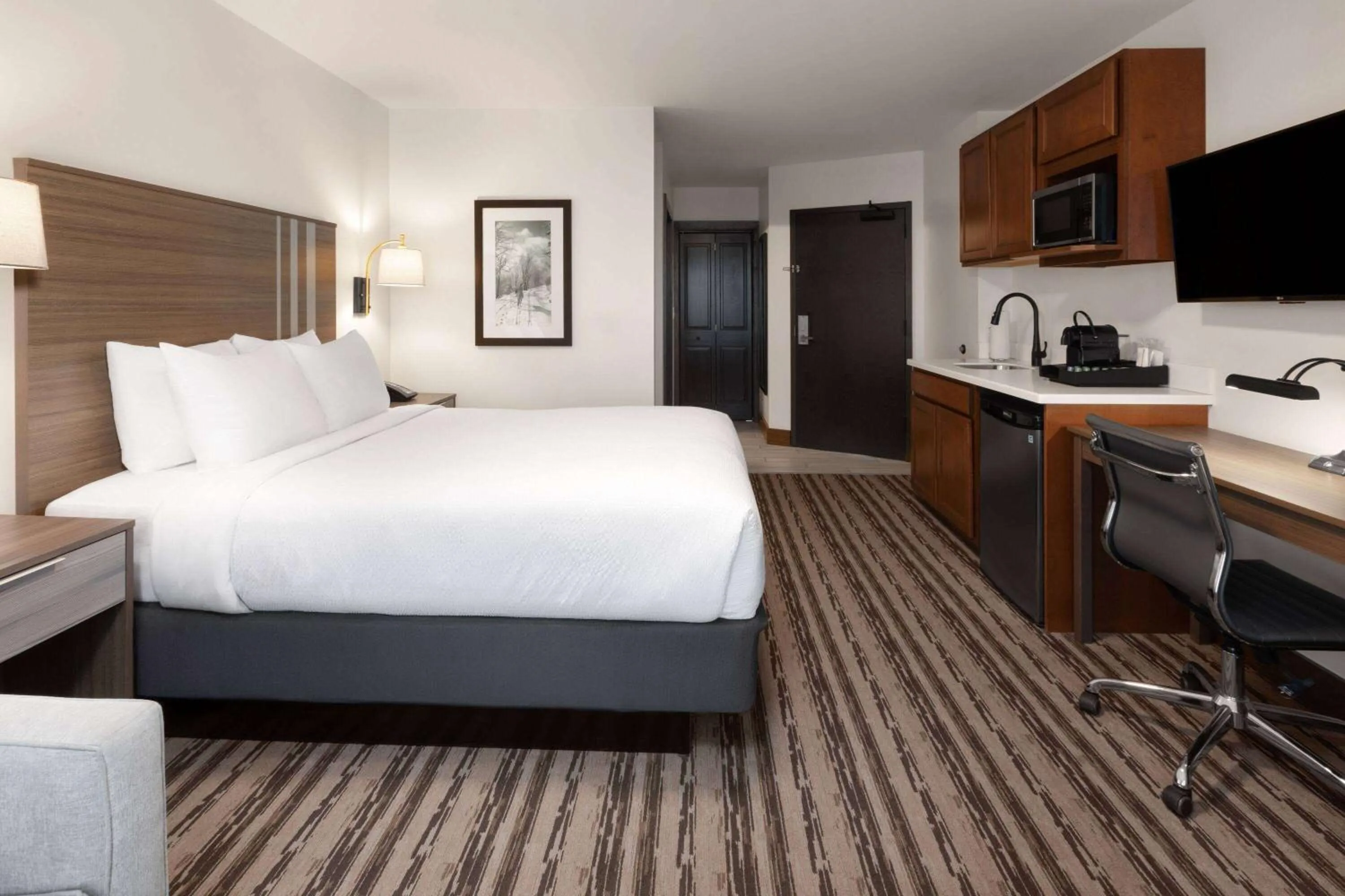 Photo of the whole room, Bed in Corduroy Inn and Lodge, Trademark Collection by Wyndham