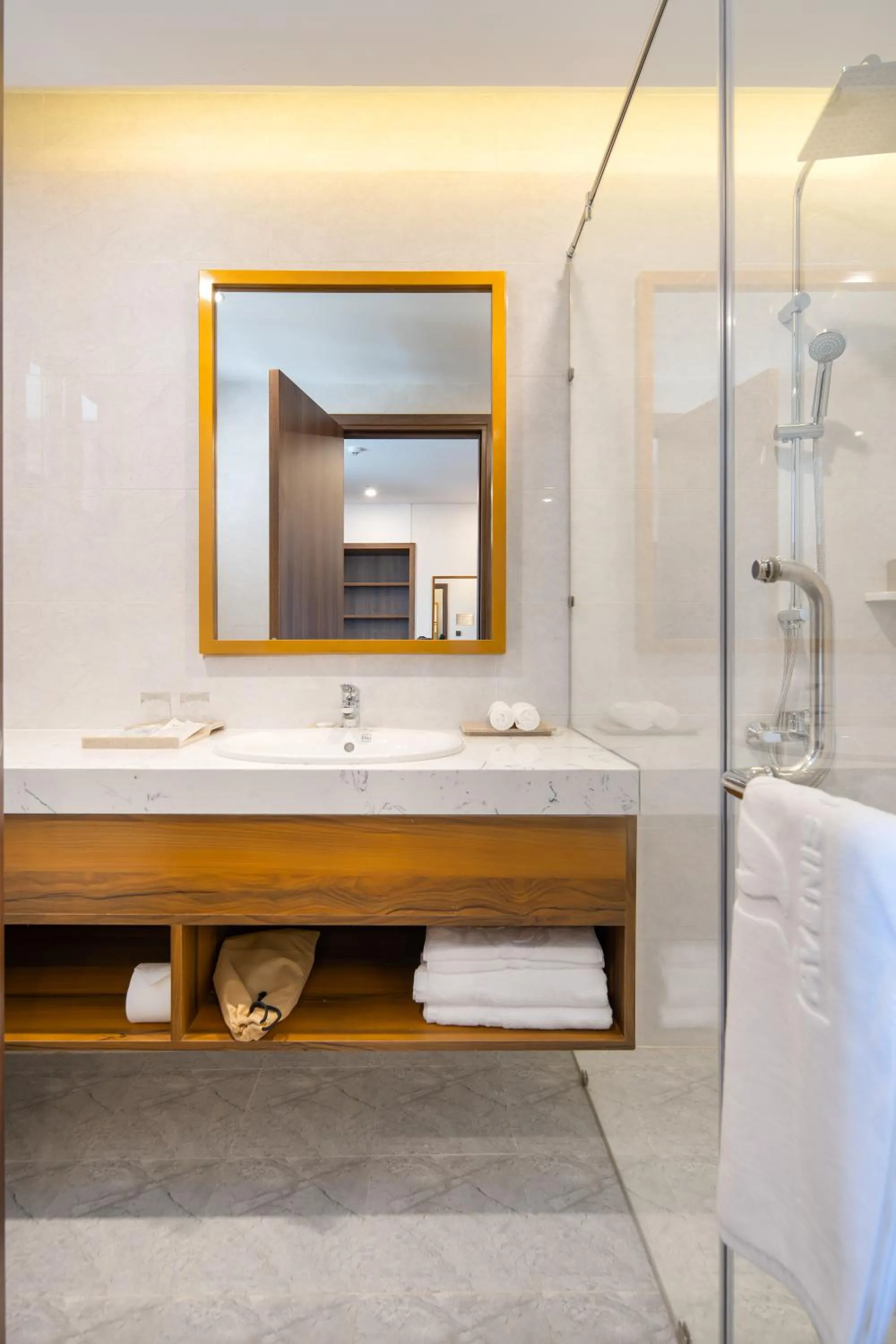 Bathroom in Avenis Hotel