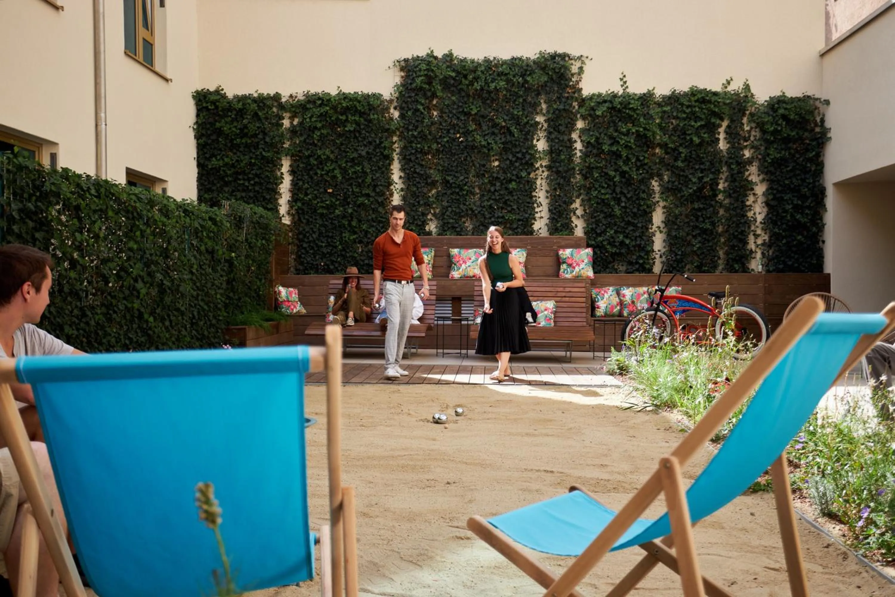 People in Cocoon Sendlinger Tor