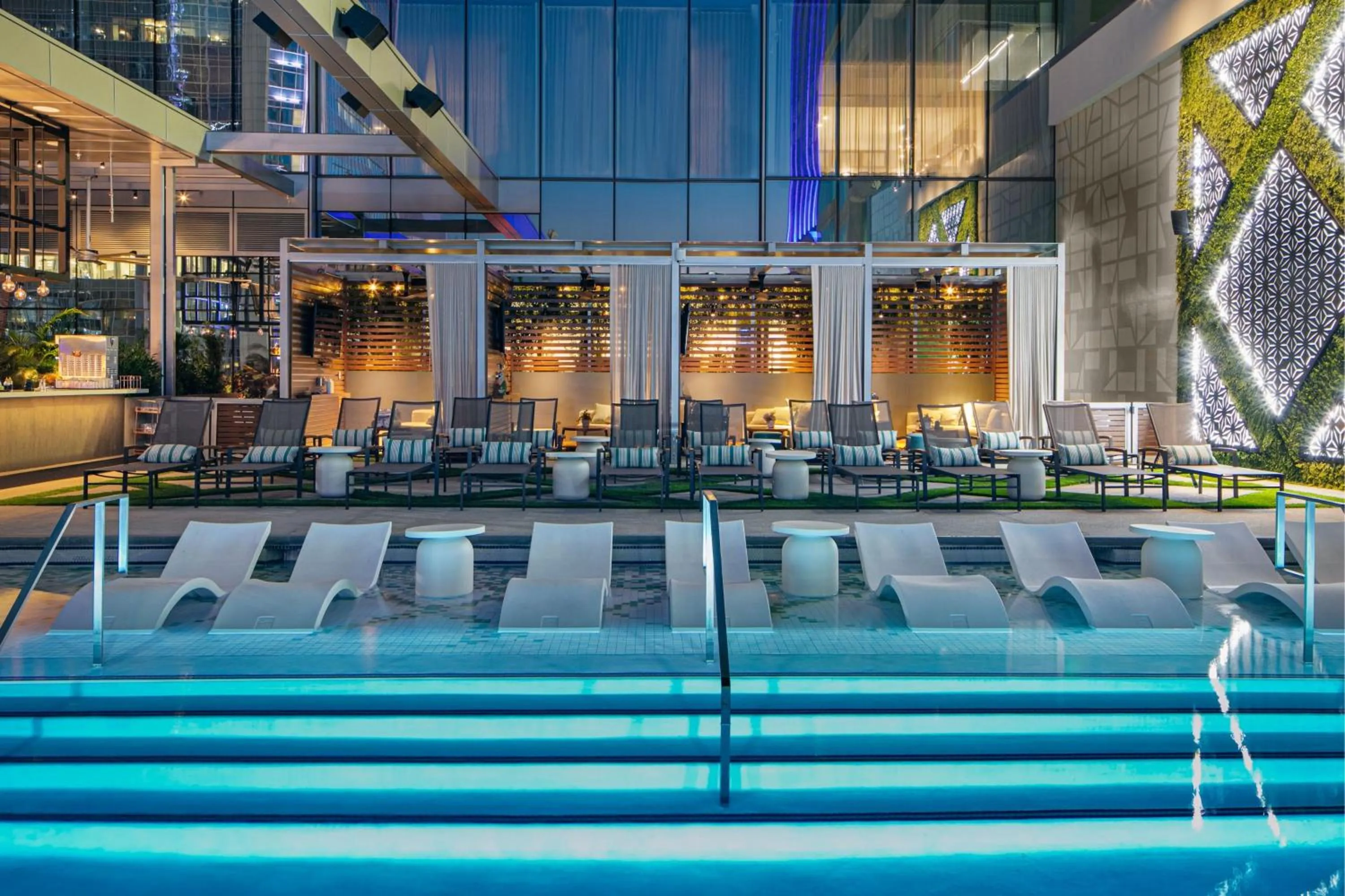 Swimming pool in JW Marriott Charlotte
