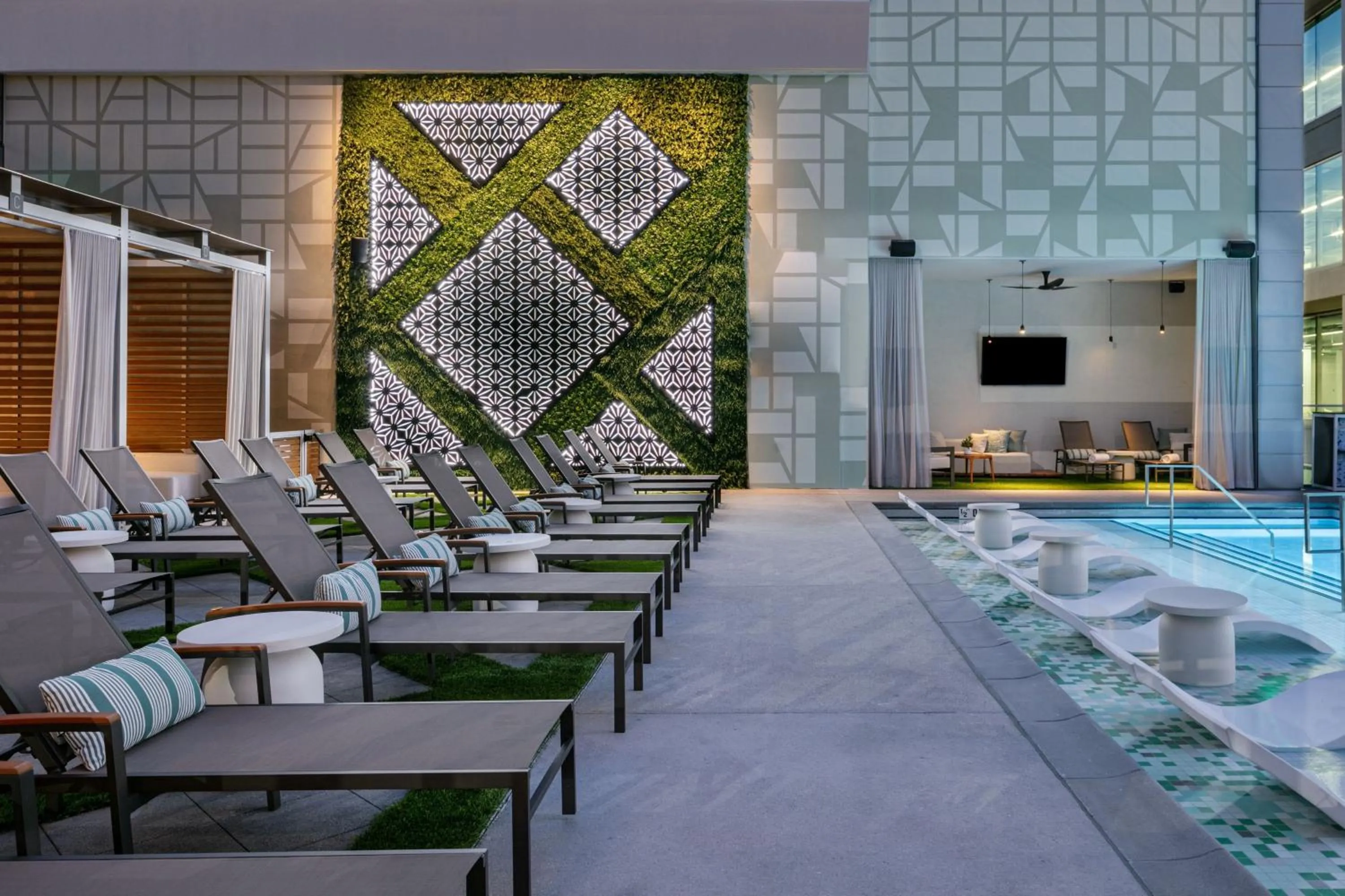 Swimming pool in JW Marriott Charlotte