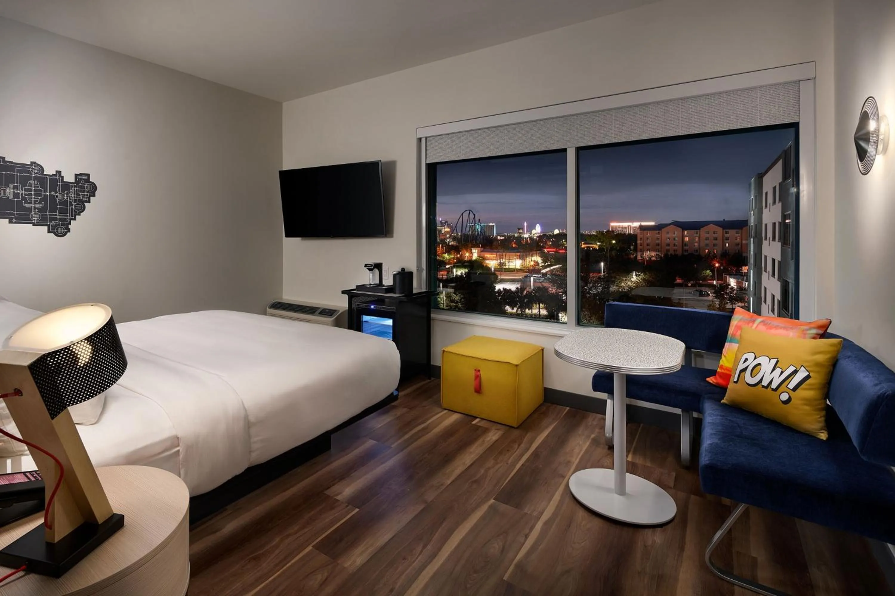 Swimming pool, Bed in Aloft Orlando International Drive by Marriott