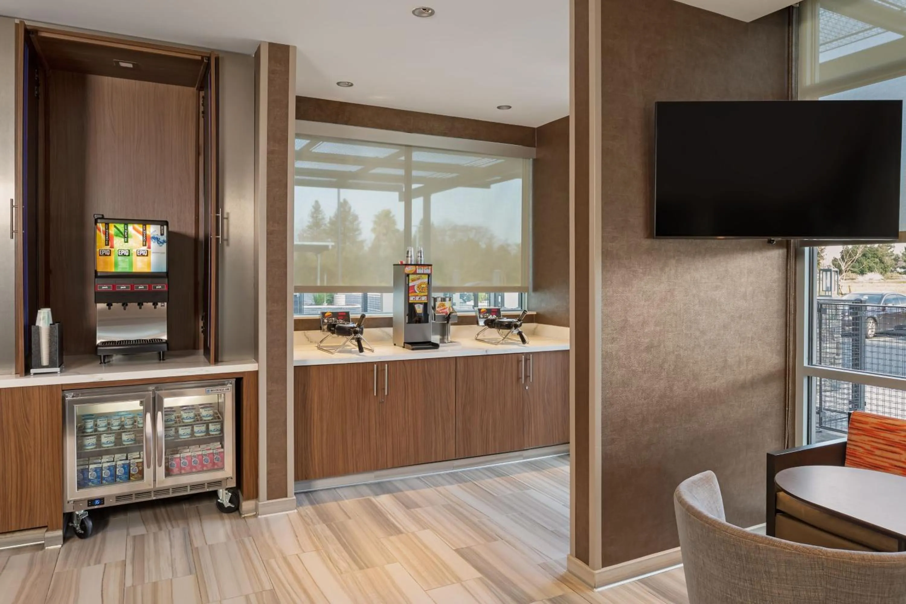 Restaurant/places to eat in SpringHill Suites by Marriott West Sacramento