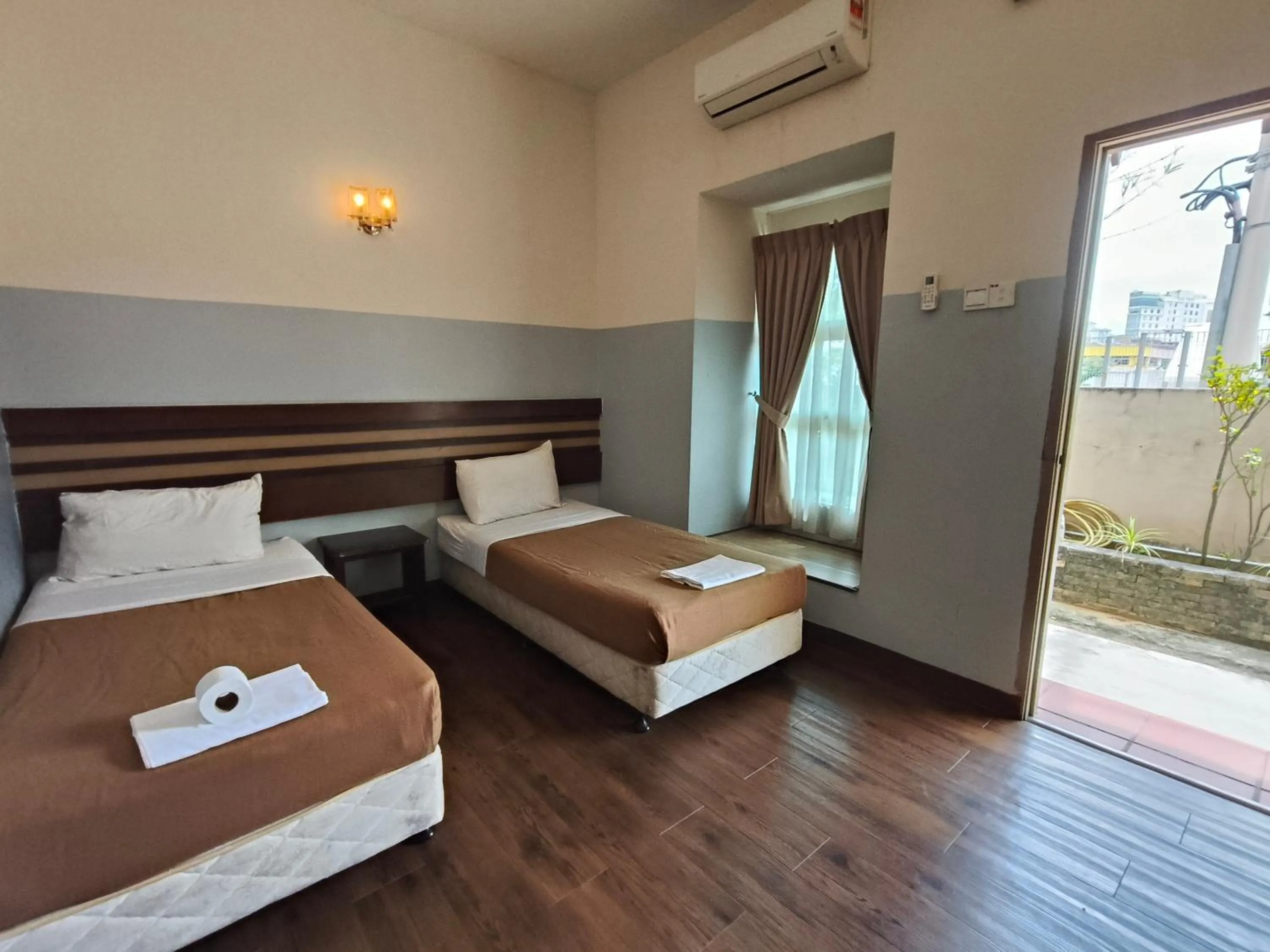 Photo of the whole room, Bed in Cozzy Motel Malacca