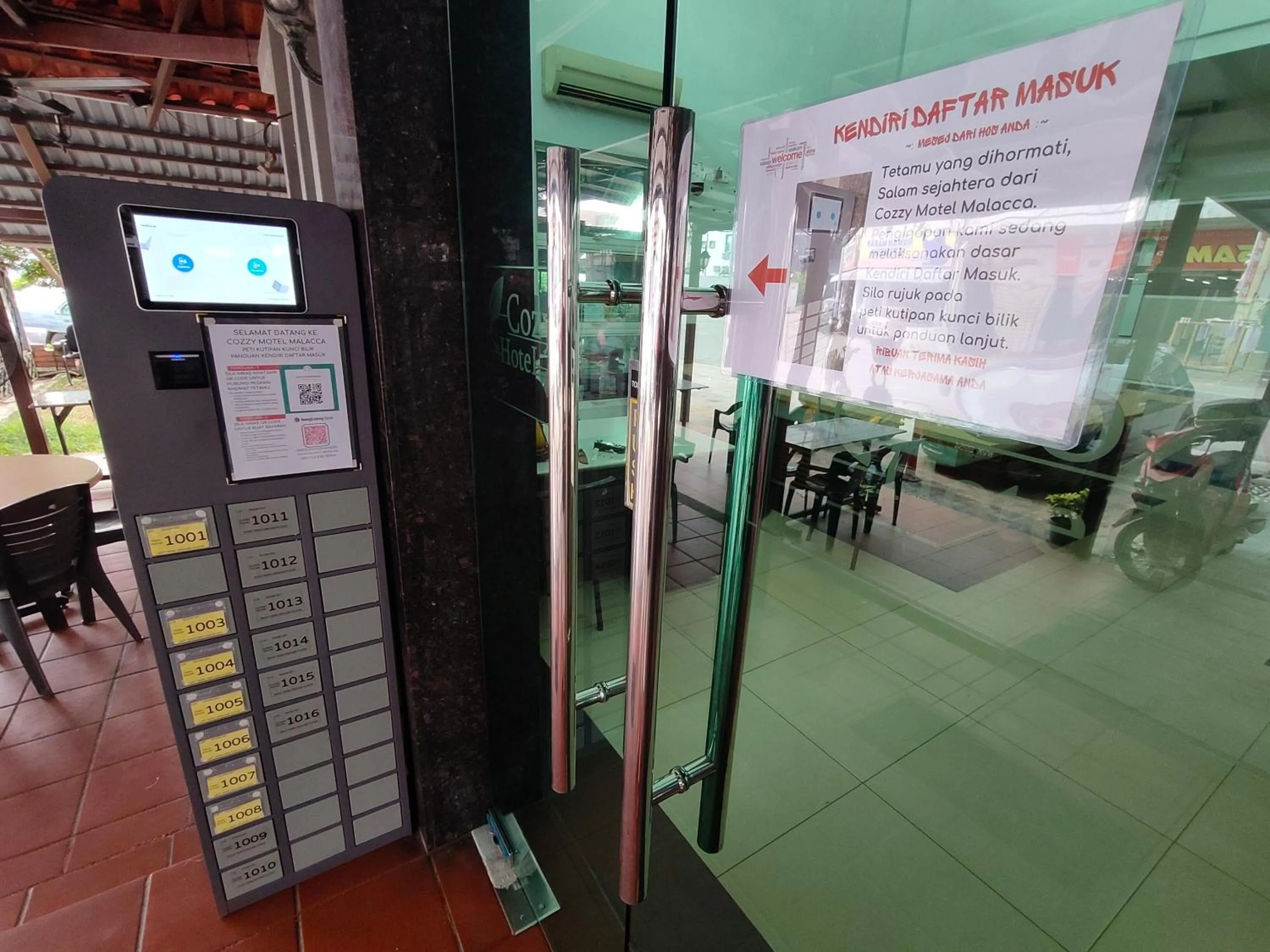 Facade/entrance in Cozzy Motel Malacca