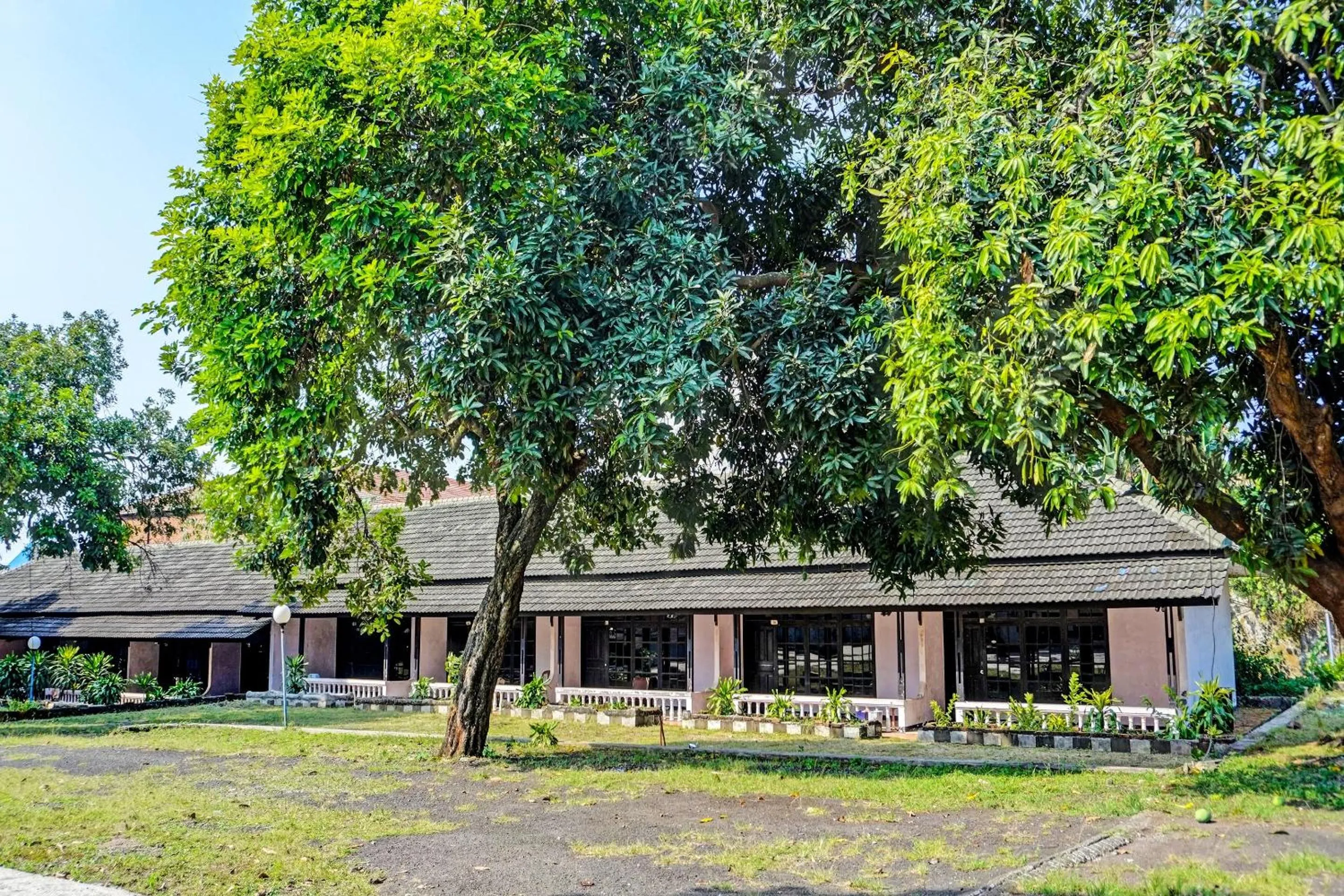 Facade/entrance in SPOT ON 91798 Hotel Grand Mutiara