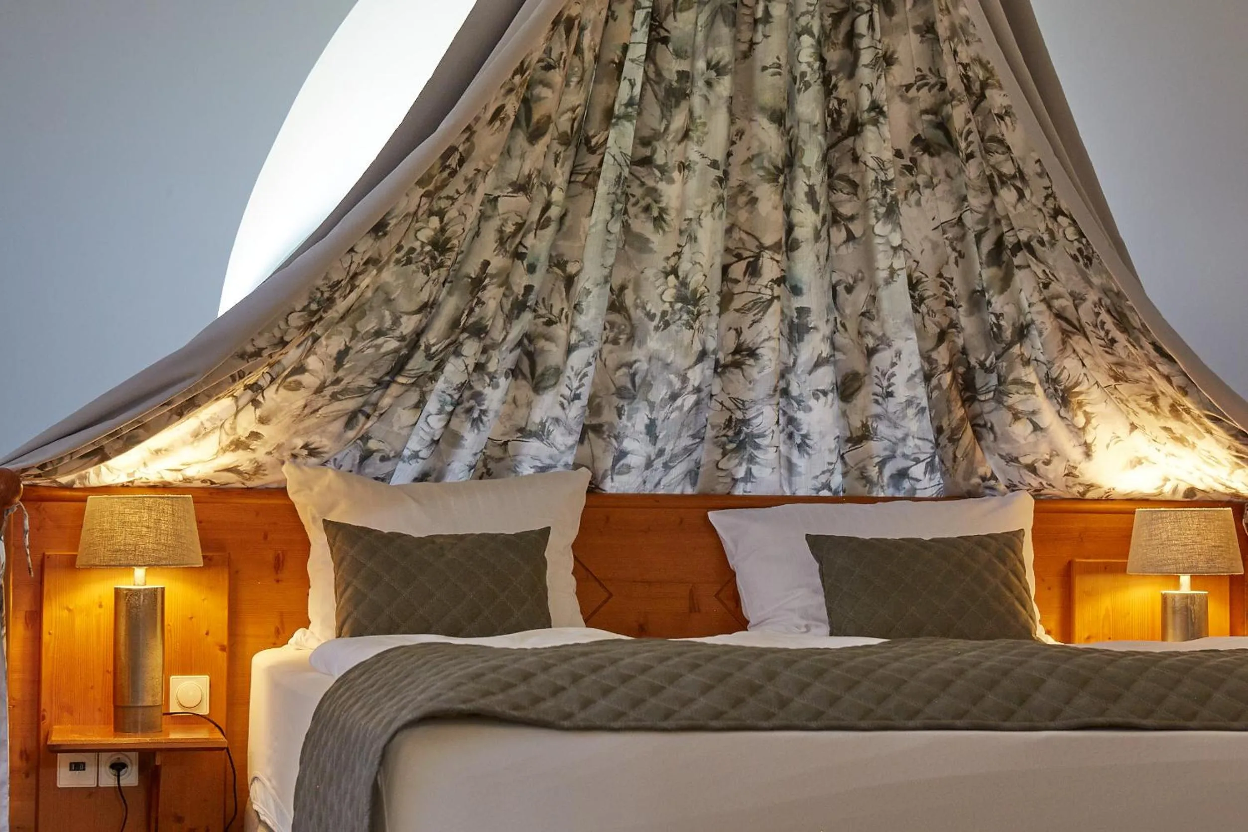 Photo of the whole room, Bed in Schloss Hotel Dresden Pillnitz