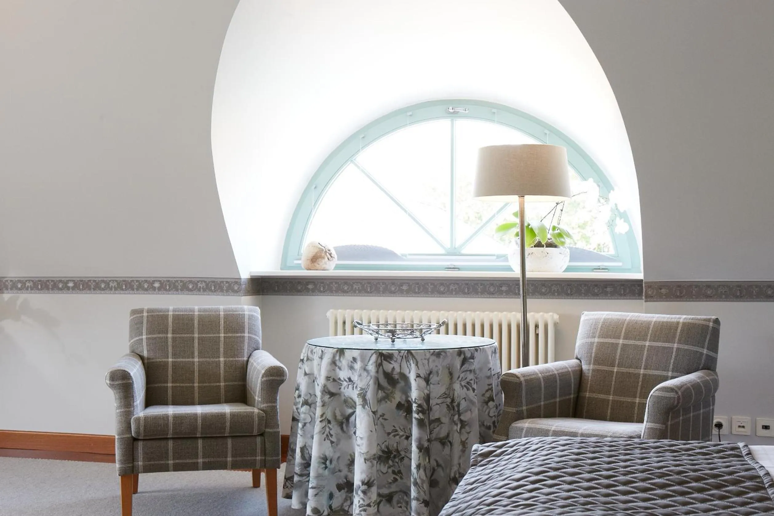 Seating area, Bed in Schloss Hotel Dresden Pillnitz