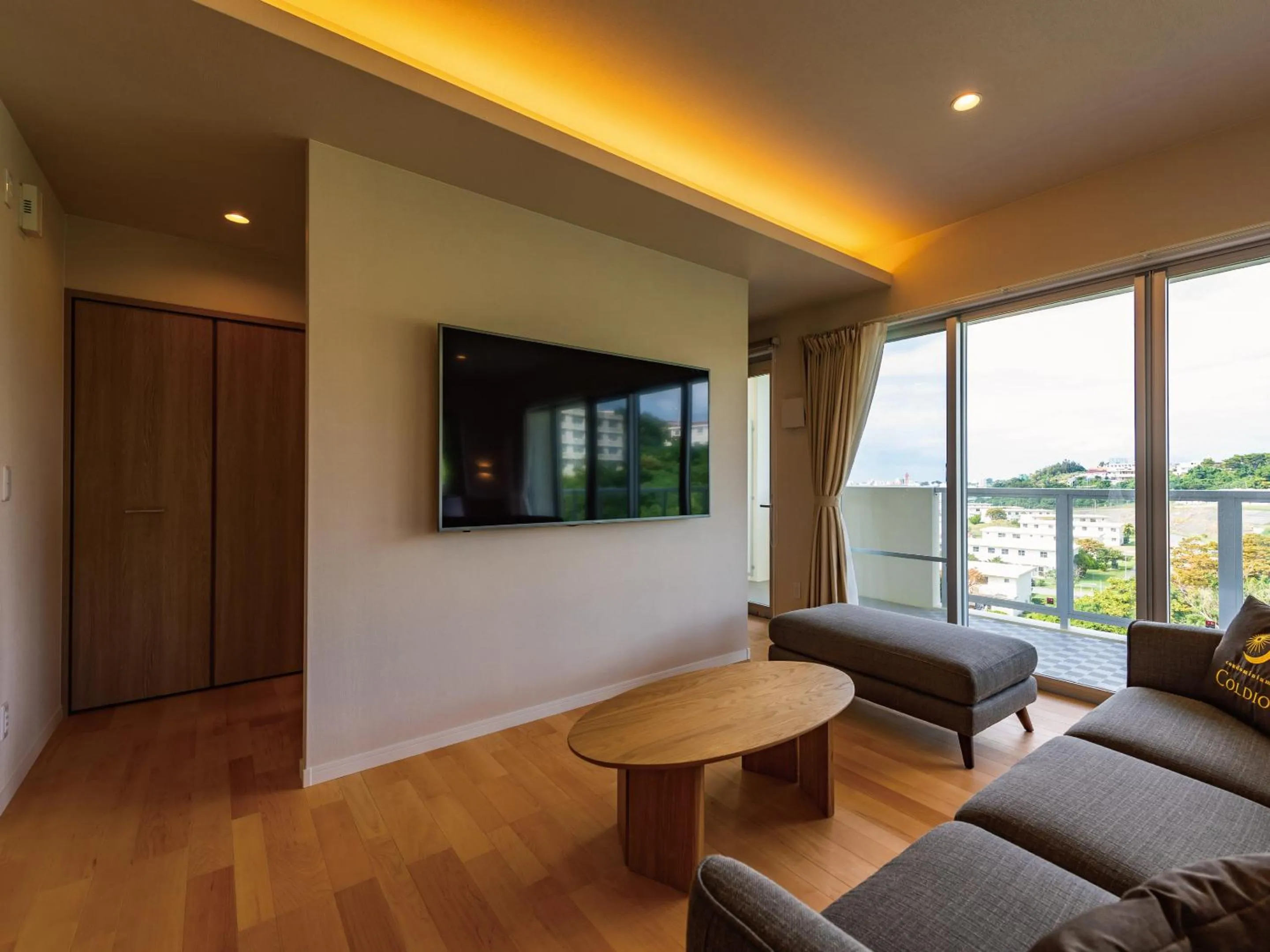 Living room in Private Condo Chatan Jagaru by Coldio Premium