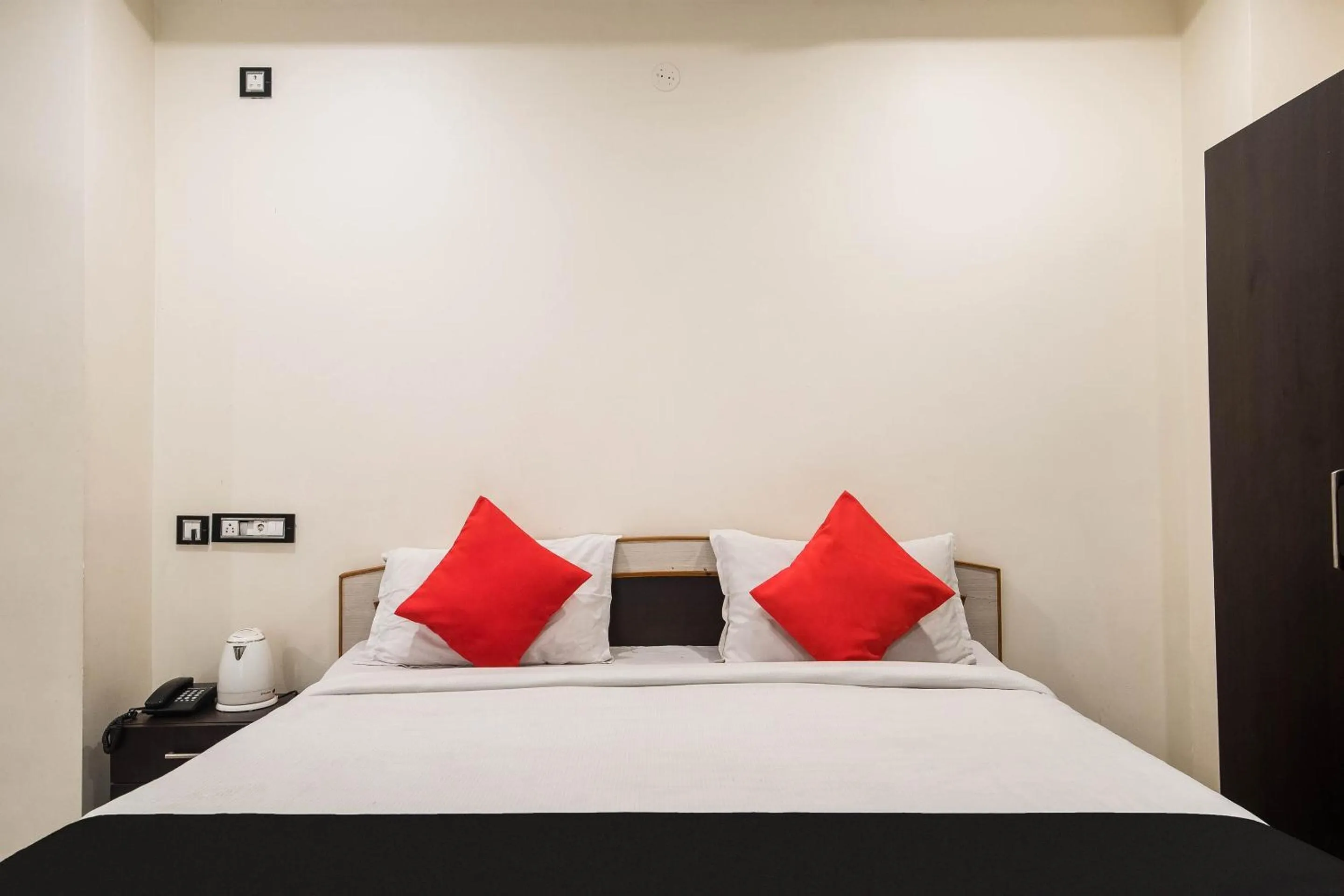 Bedroom, Bed in Capital O Aditya Grand