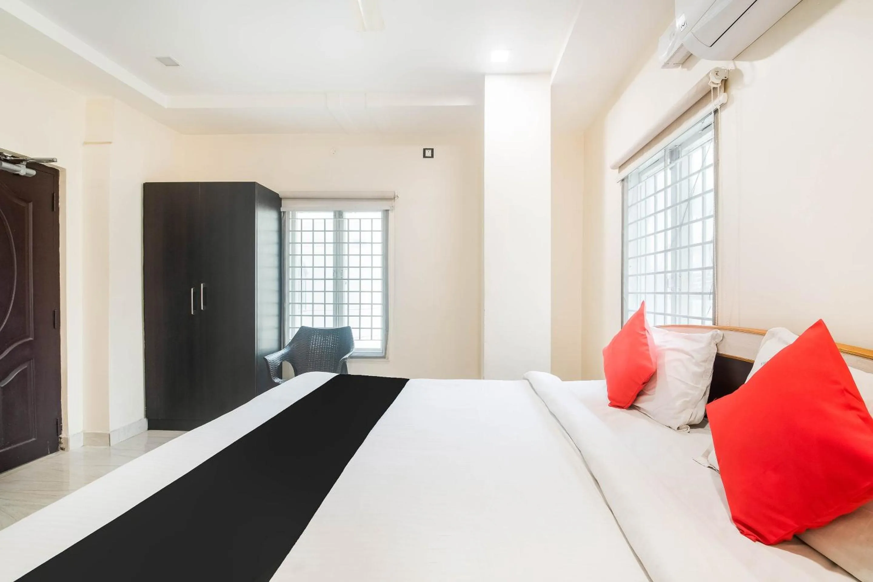 Bedroom, Bed in Capital O Aditya Grand