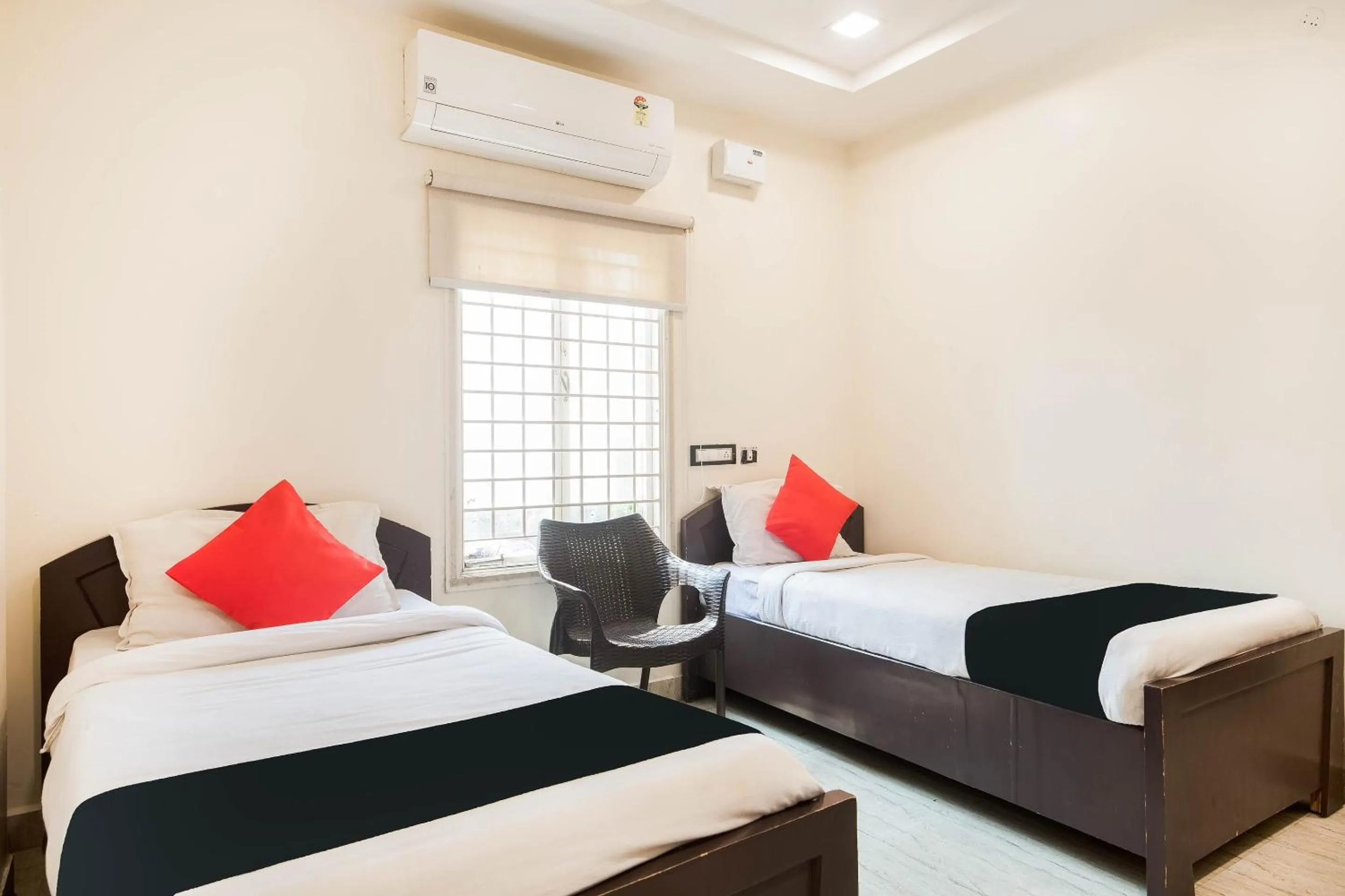 Bedroom, Bed in Capital O Aditya Grand