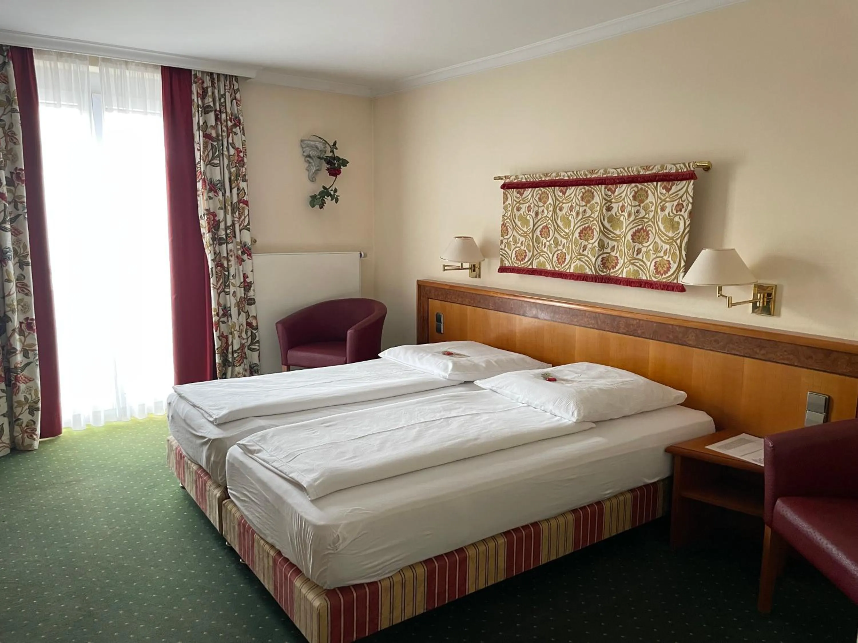 room service, Bed in Hotel Ochsen Stuttgart