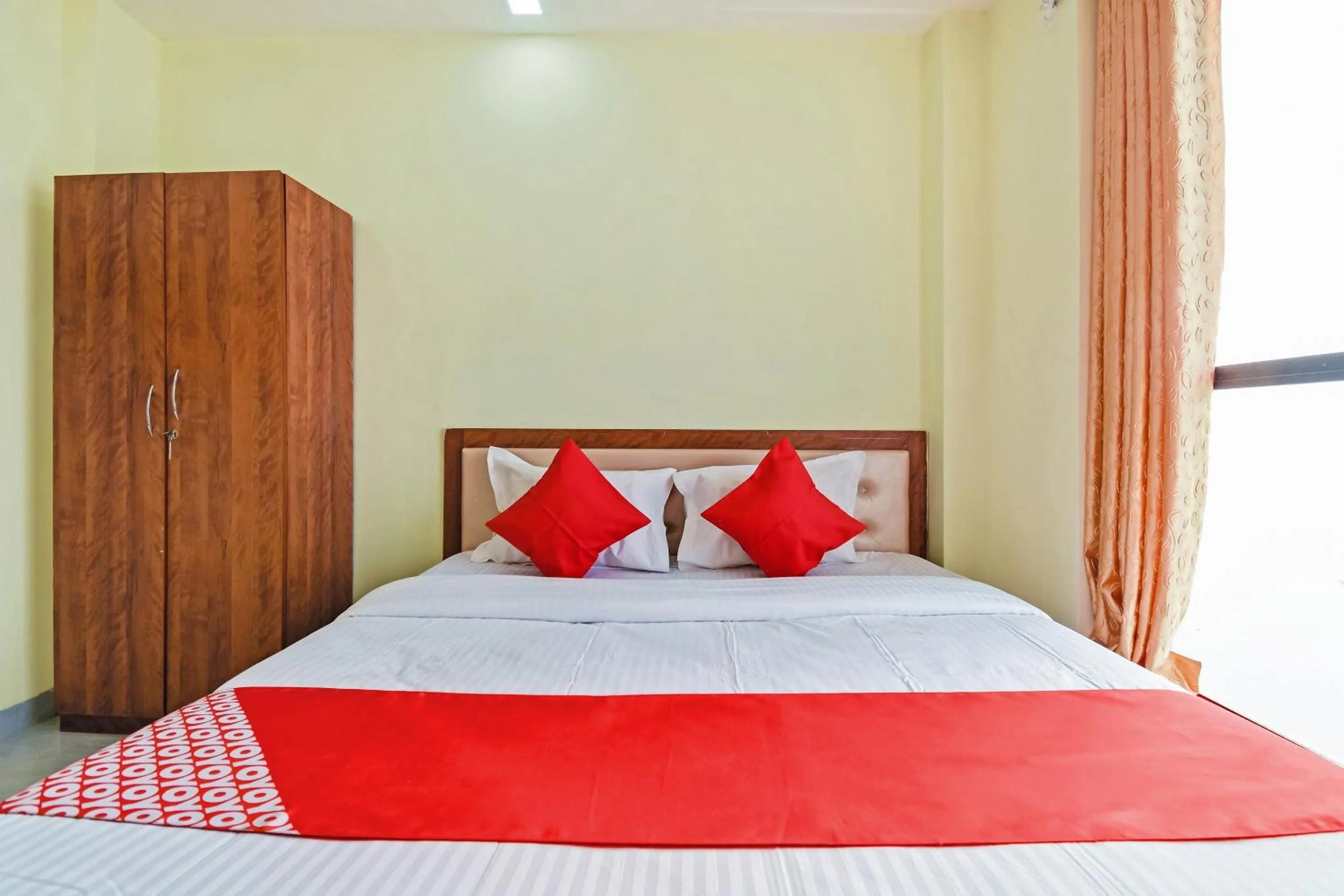 Bedroom, Bed in Hotel O Om Shanti Palace