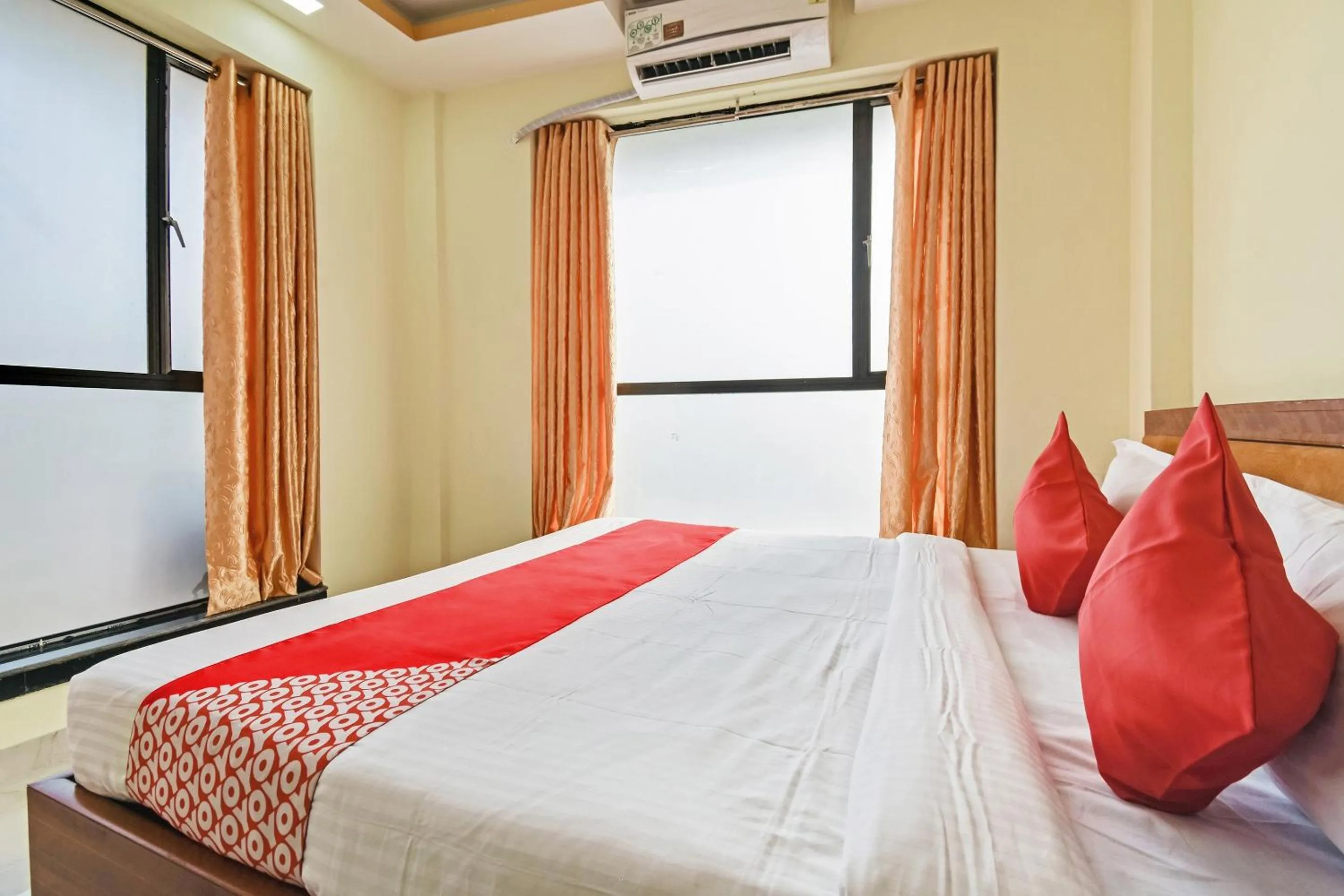 Facade/entrance, Bed in Hotel O Om Shanti Palace