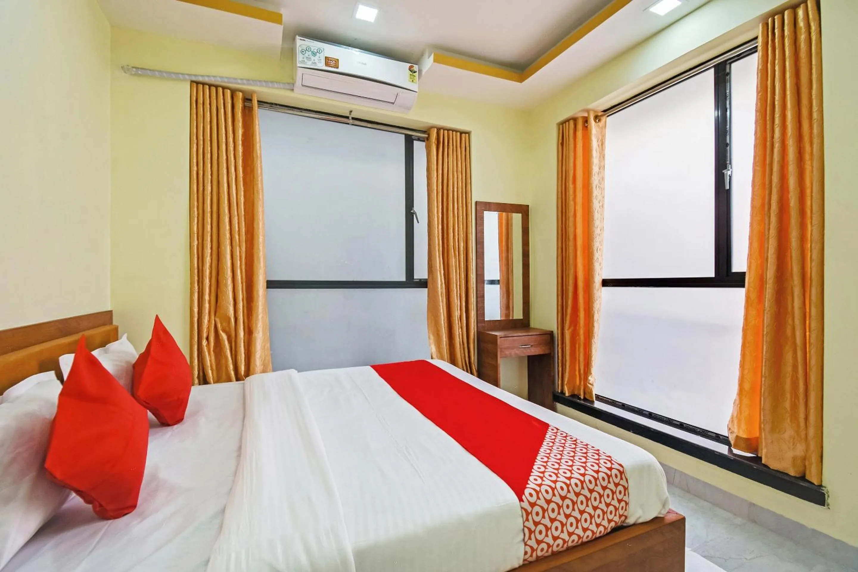 Bedroom, Bed in Hotel O Om Shanti Palace