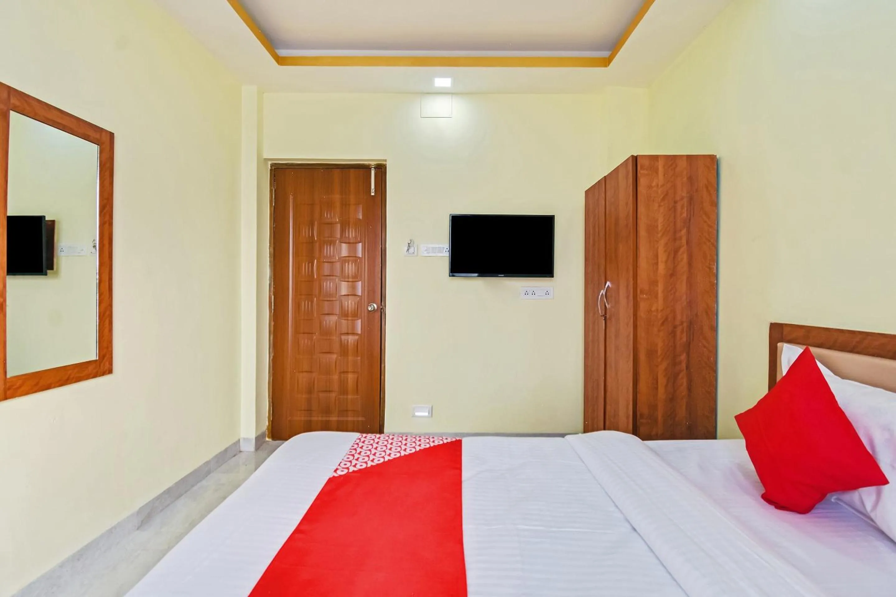Bedroom, Bed in Hotel O Om Shanti Palace