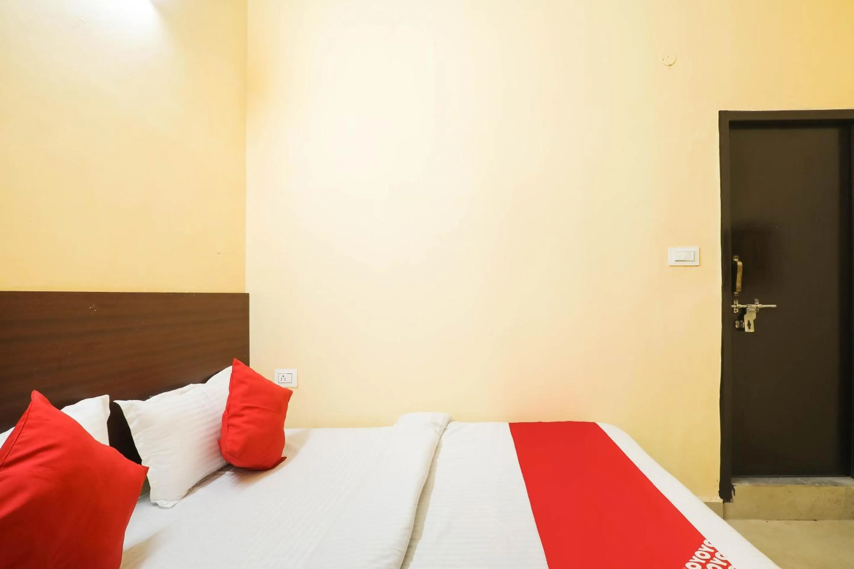 Bedroom, Bed in Hotel O Laavin Inn Near Gomti Riverfront Park