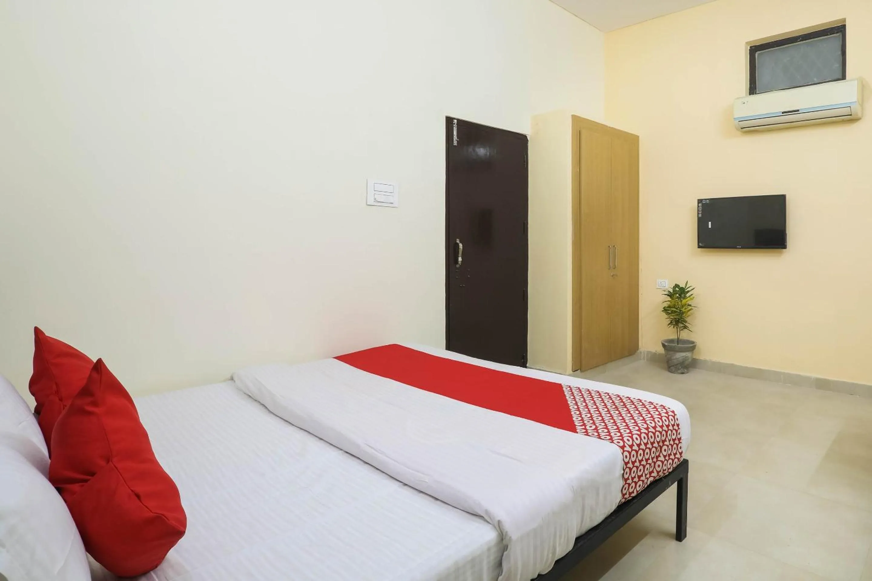 Bedroom, Bed in Hotel O Laavin Inn Near Gomti Riverfront Park