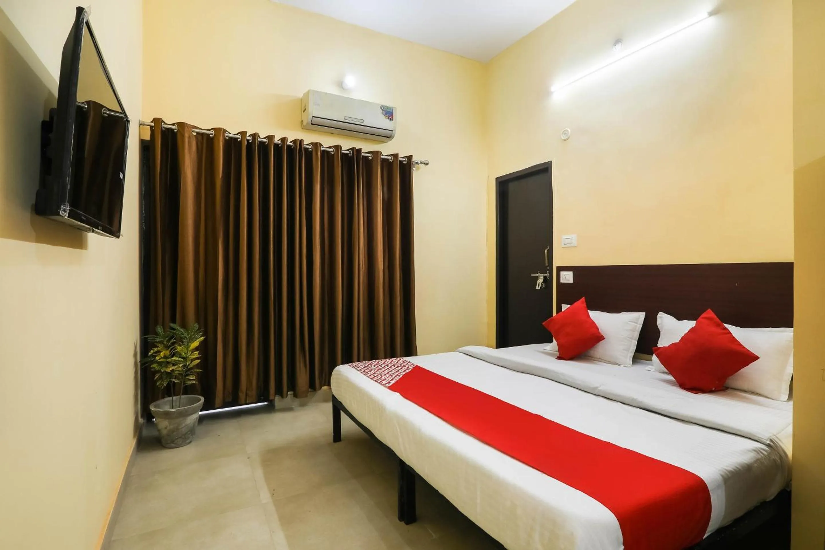 Bedroom, Bed in Hotel O Laavin Inn Near Gomti Riverfront Park
