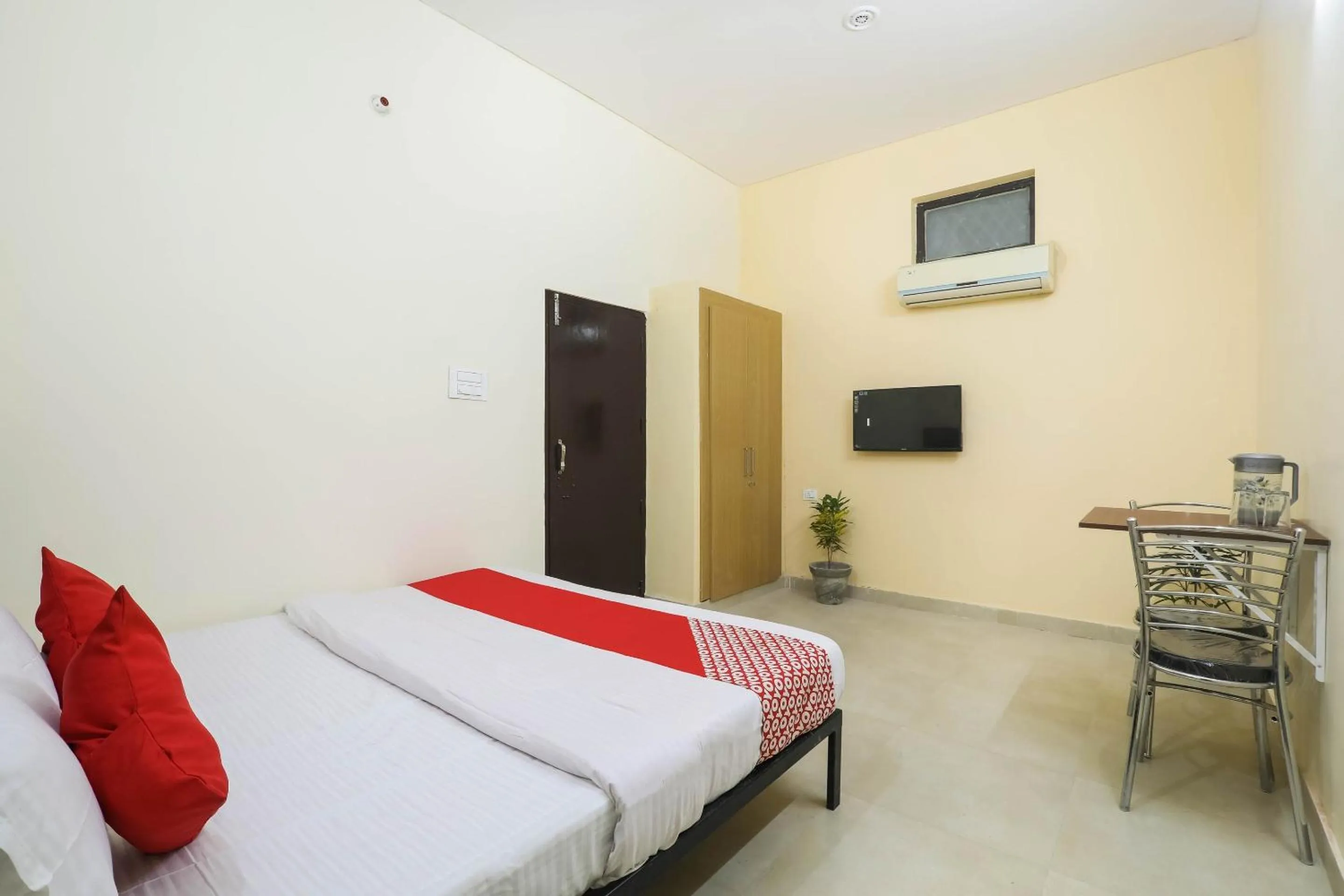 Bedroom, Bed in Hotel O Laavin Inn Near Gomti Riverfront Park
