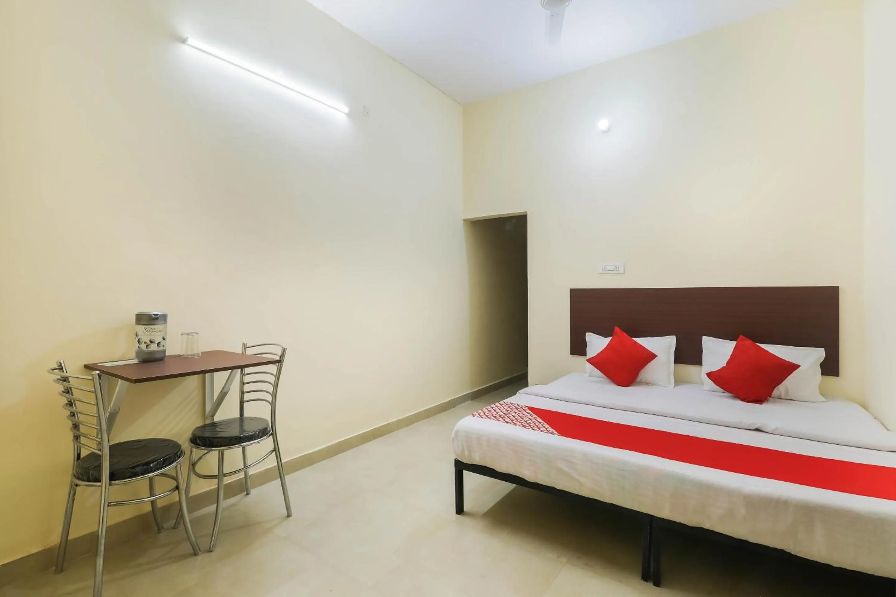 Bedroom, Bed in Hotel O Laavin Inn Near Gomti Riverfront Park