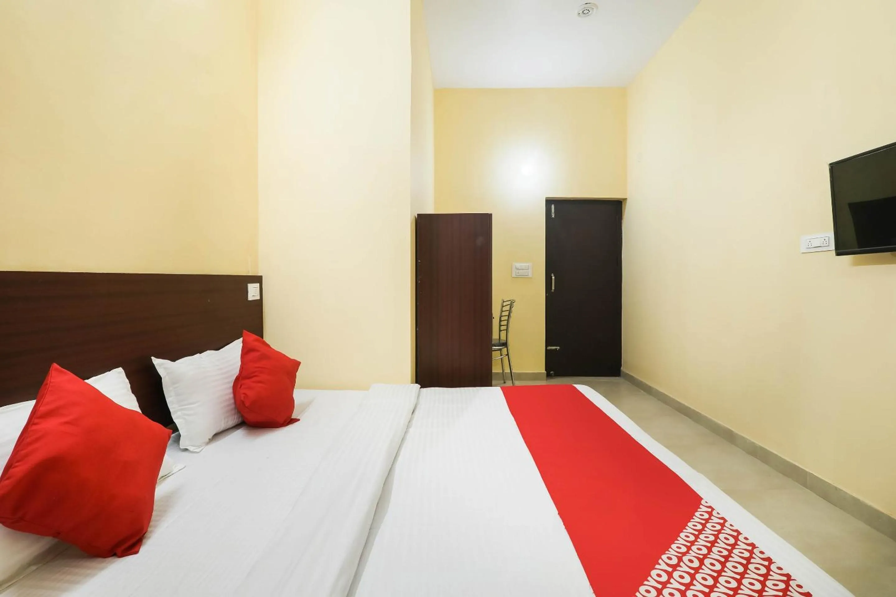 Bedroom, Bed in Hotel O Laavin Inn Near Gomti Riverfront Park
