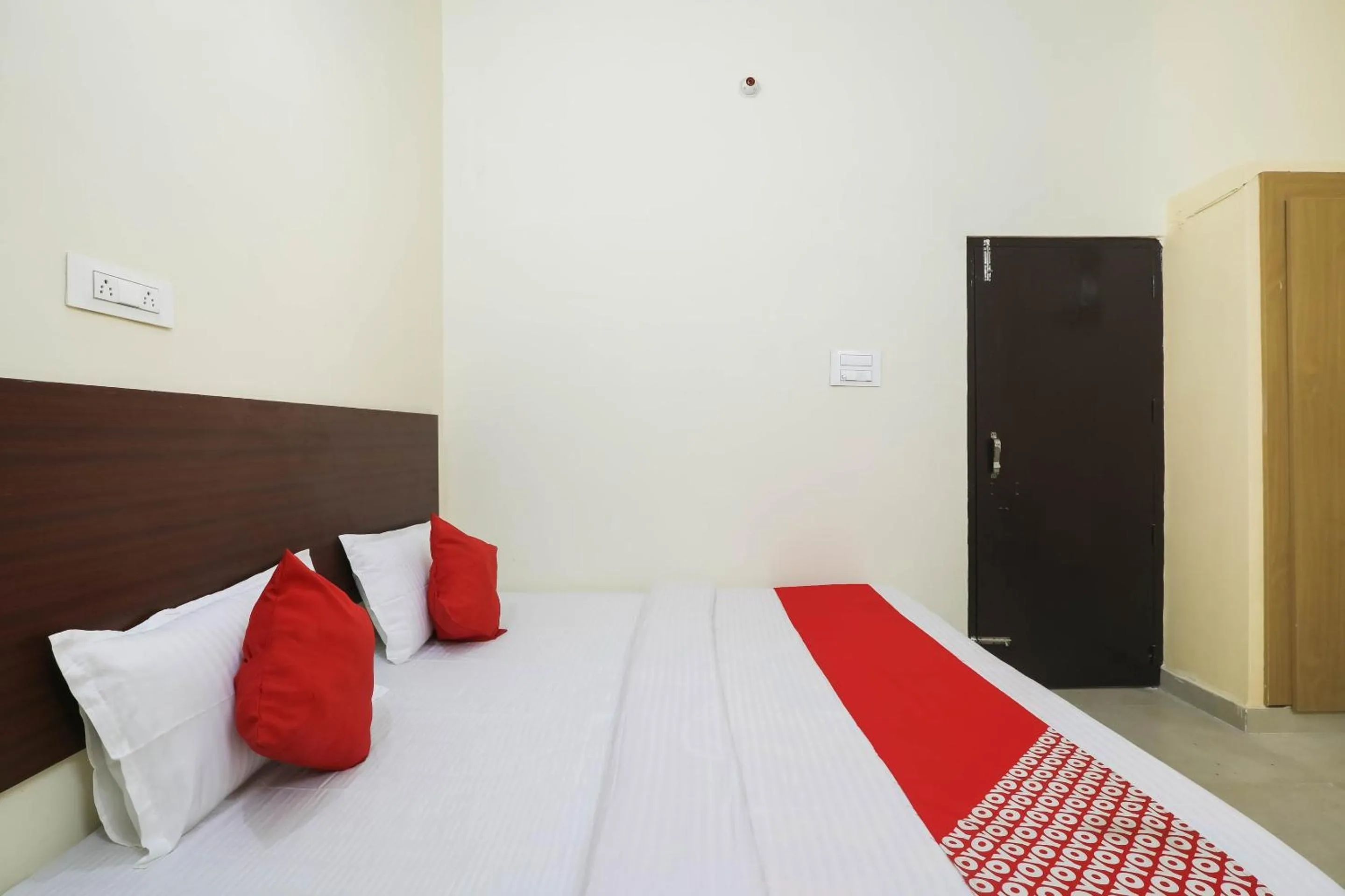 Bedroom, Bed in Hotel O Laavin Inn Near Gomti Riverfront Park