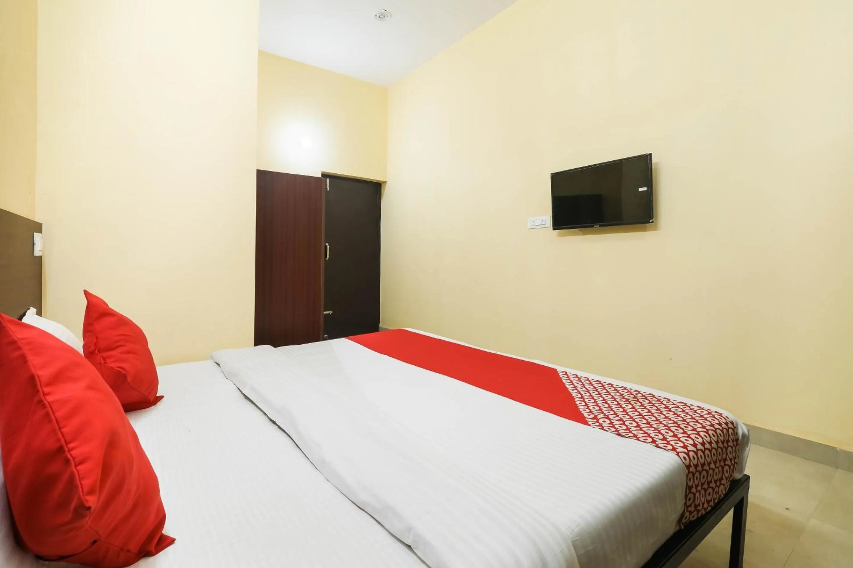Bedroom, Bed in Hotel O Laavin Inn Near Gomti Riverfront Park