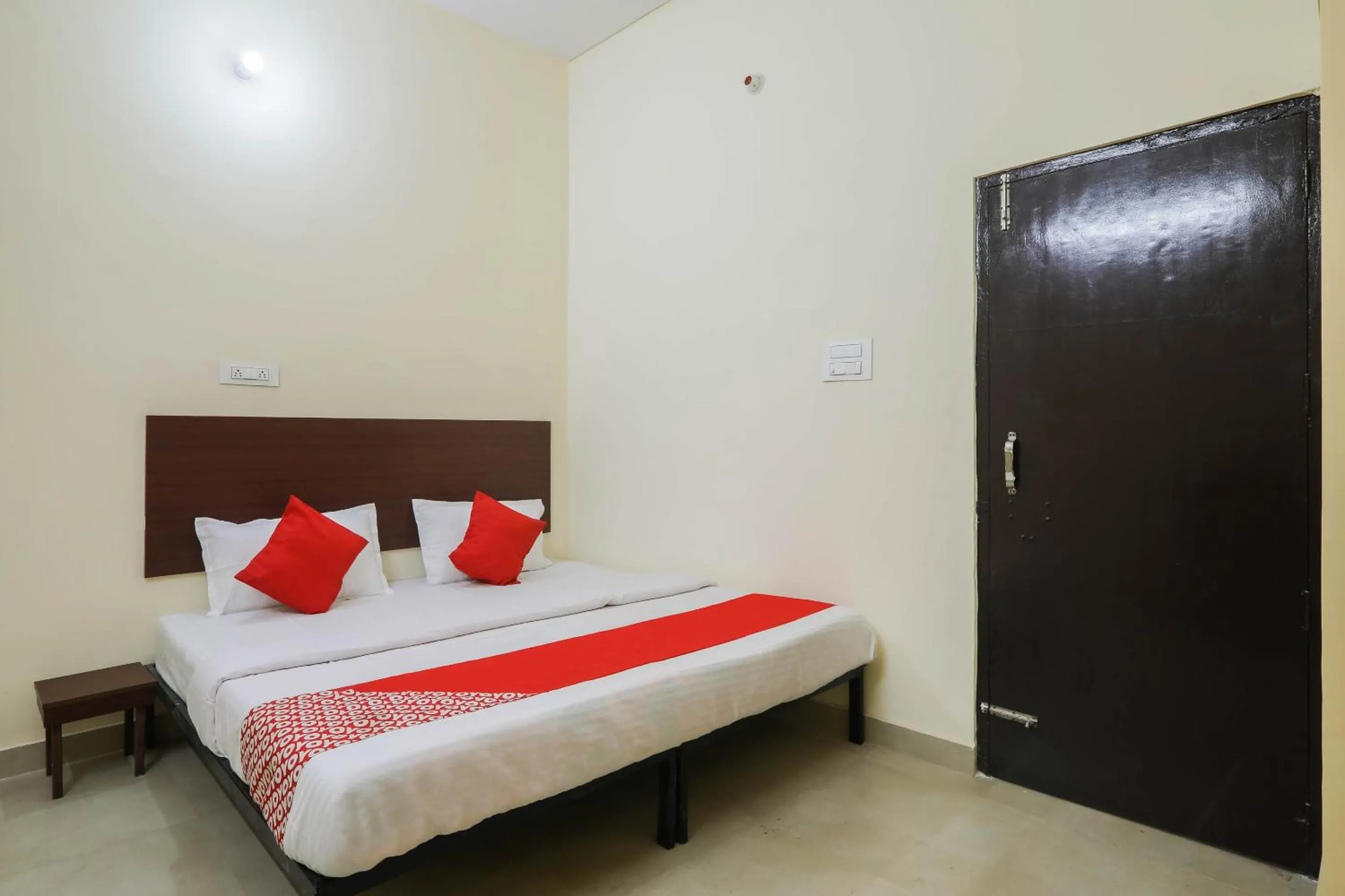 Bedroom, Bed in Hotel O Laavin Inn Near Gomti Riverfront Park